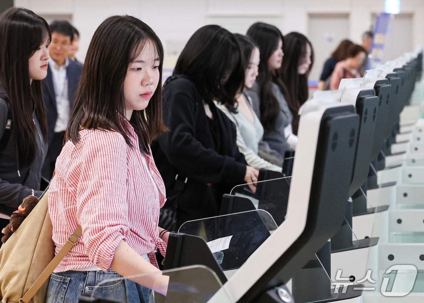 본문 이미지 - 안성 안법고등학교 2학년 학생들이 12일 인천국제공항 2터미널에서 해외 수학여행을 가기 위해 자동출입국심사를 하고 있다. 법무부 인천공항출입국·외국인청은 안법고 237명이 '중·고등학교 단체 자동출입국심사 사전등록 예약제'를 이용해 신속하게 출국했다고 전했다. 이는 지난 9월 1일 제도가 시행된 후 가장 큰 규모의 단체 등록이다. (공동취재) 2026.10.12 ⓒ 뉴스1 안은나 기자
