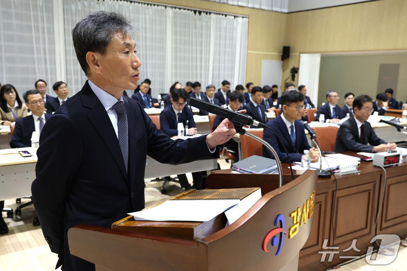 본문 이미지 - 김영신 감사위원이 12일 오전 서울 종로구 감사원에서 열린 국회 법제사법위원회의 감사원에 대한 국정감사에 출석해 박지원 더불어민주당 의원의 질의에 답하고 있다. ⓒ 뉴스1 이광호 기자