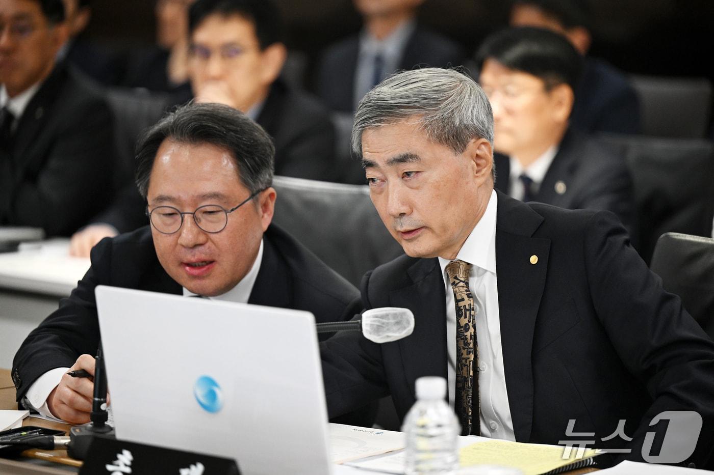 본문 이미지 - 신현송 한국은행 총재(오른쪽)와 권민수 부총재가 12일 오전 서울시 중구 남대문로 한국은행에서 열린 국회 재정경제기획위원회의 한국은행 국정감사에서 자료를 검토하고 있다. (공동취재) ⓒ 뉴스1 박정호 기자