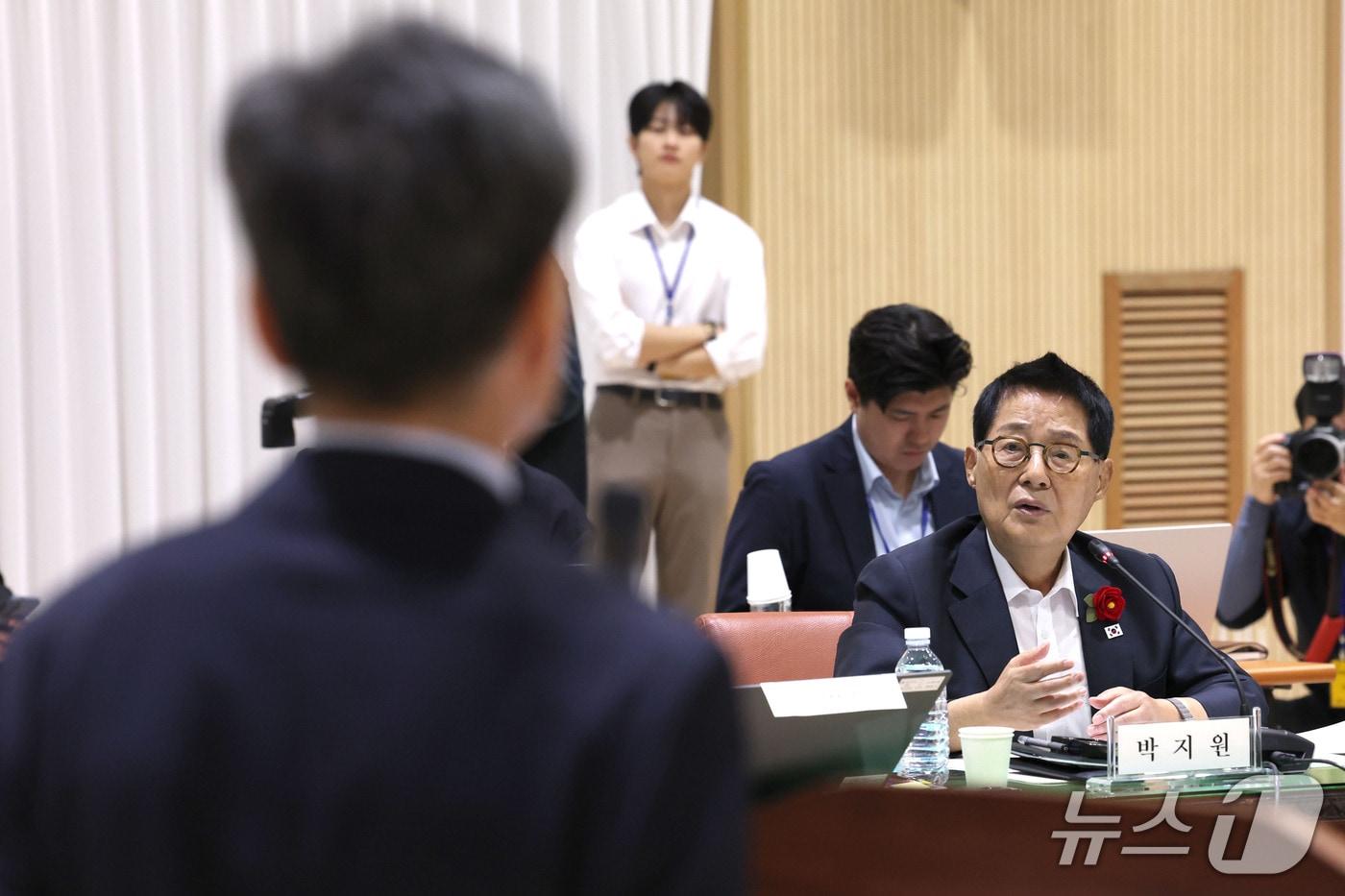 본문 이미지 - 박지원 더불어민주당 의원이 12일 오전 서울 종로구 감사원에서 열린 국회 법제사법위원회의 감사원에 대한 국정감사에서 김영신 감사위원에게 질의하고 있다. 2026.10.12 ⓒ 뉴스1 이광호 기자