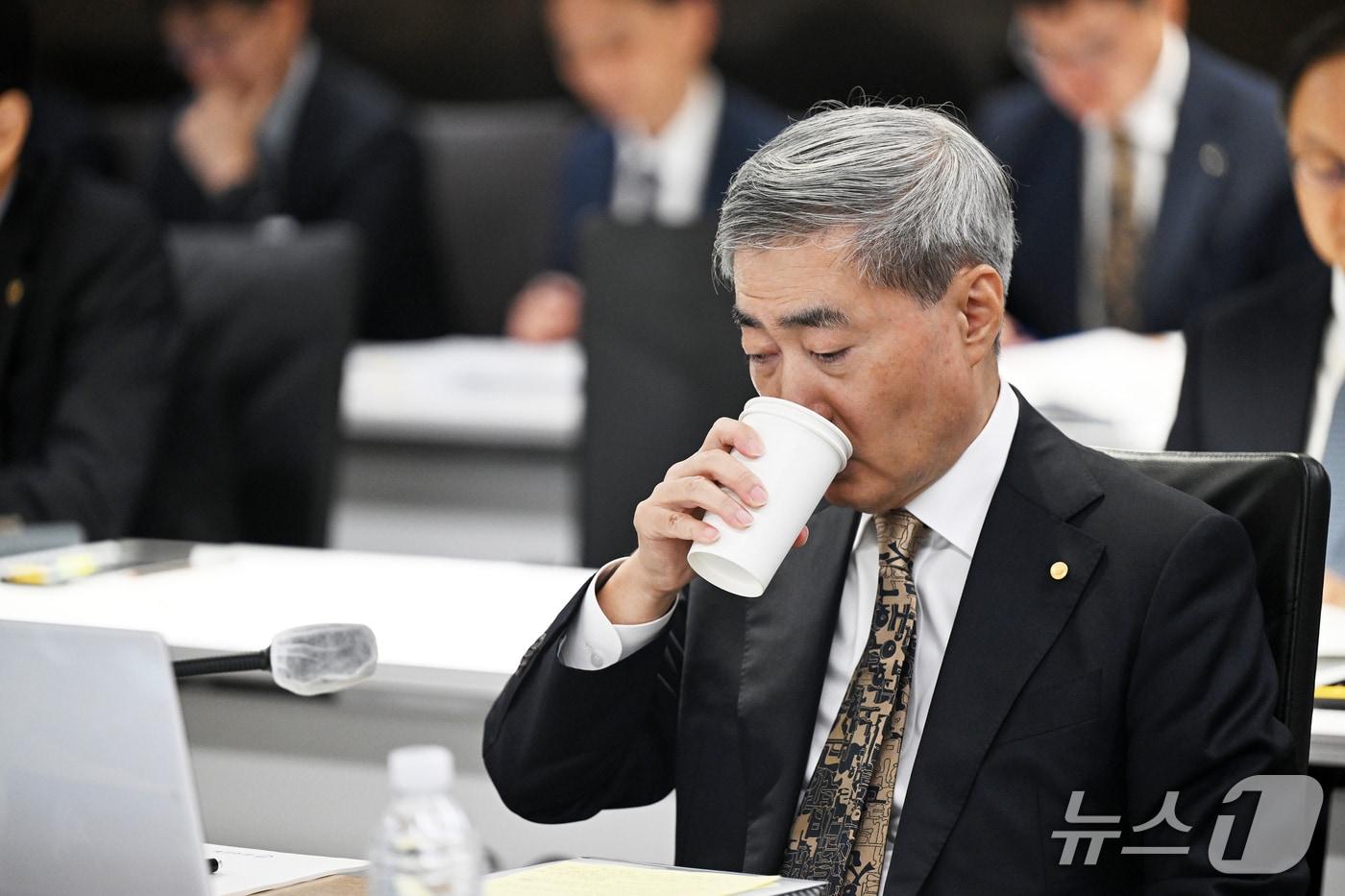 본문 이미지 - 신현송 한국은행 총재가 12일 서울 중구 남대문로 한국은행에서 열린 국회 재정경제기획위원회의 한국은행 국정감사에 참석해 물을 마시고 있다. (공동취재) 2026.10.12 ⓒ 뉴스1 박정호 기자