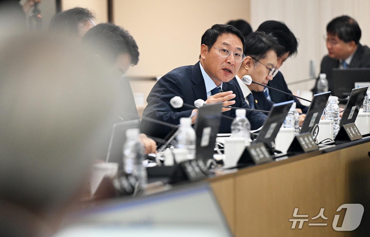 본문 이미지 - 김영환 더불어민주당 의원이 12일 서울 중구 남대문로 한국은행에서 열린 국회 재정경제기획위원회의 한국은행 국정감사에서 질의를 하고 있다. (공동취재) 2026.10.12 ⓒ 뉴스1 박정호 기자