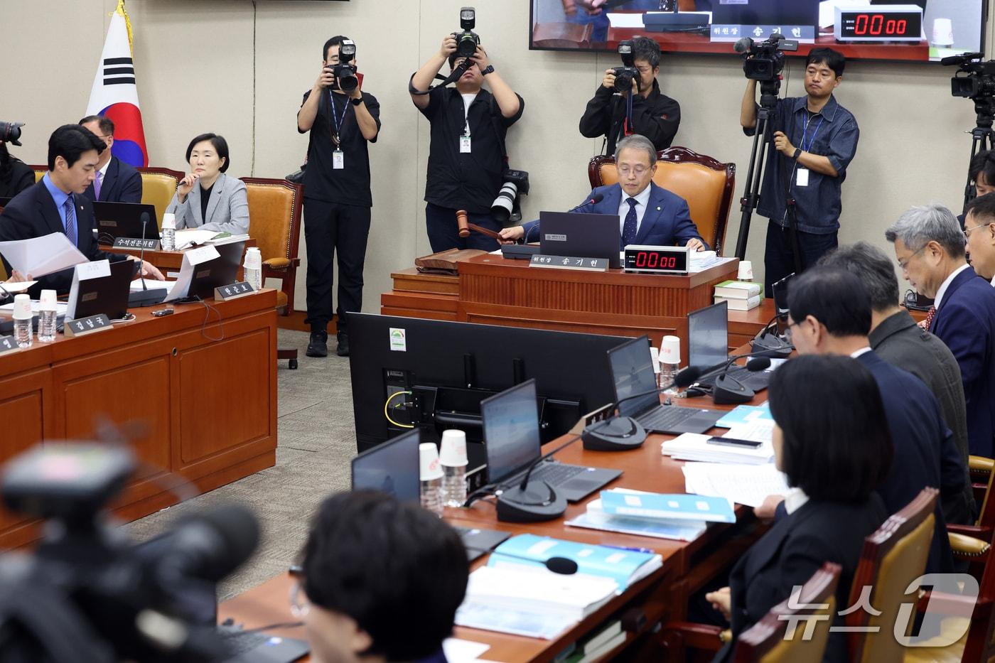 본문 이미지 - 송기헌 과방위원장이 12일 서울 여의도 국회 과학기술정보방송통신위원회에서 열린 방송미디어통신위원회 등에 대한 국정감사에서 의사봉을 두드리고 있다. ⓒ 뉴스1 황기선 기자