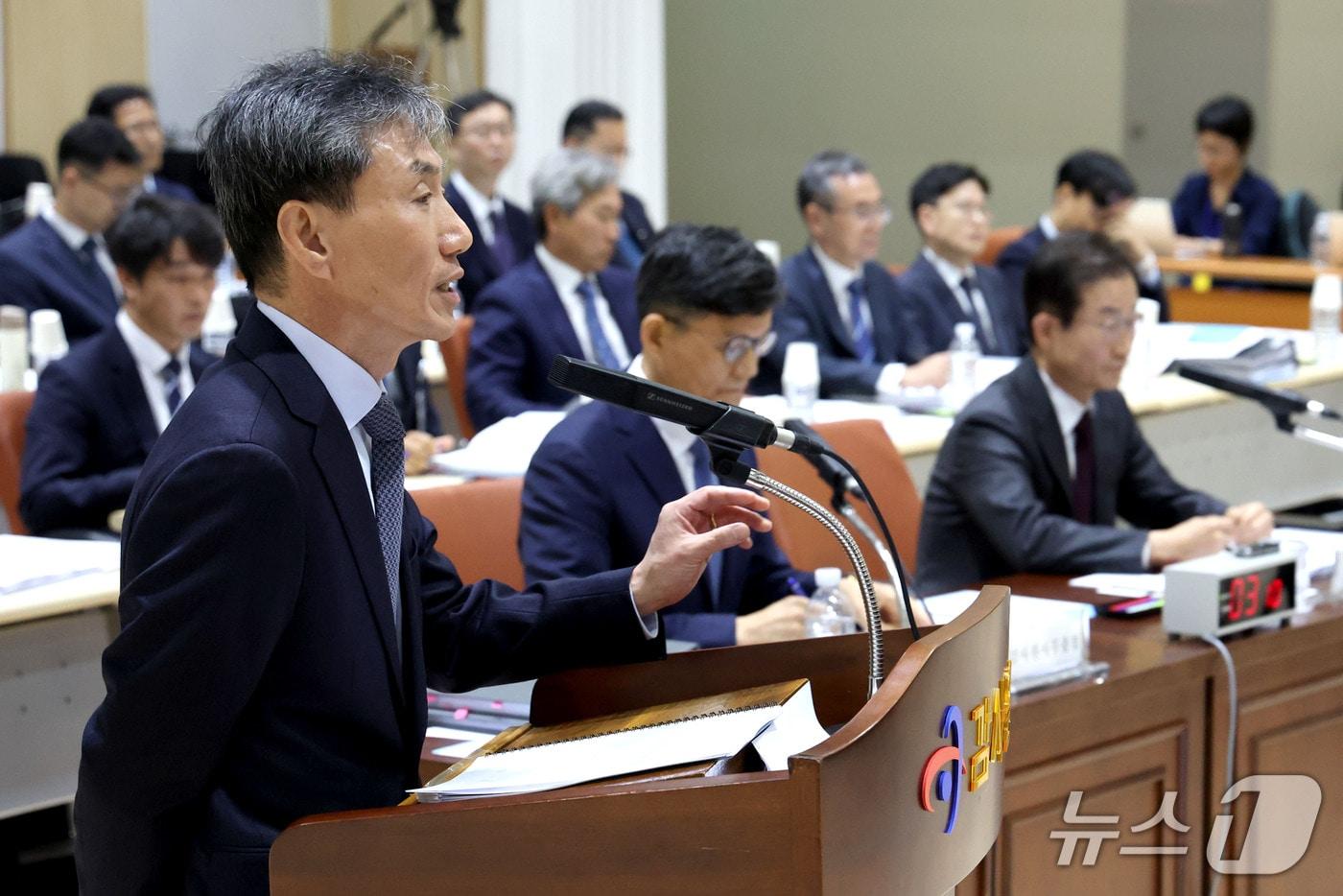 본문 이미지 - 김영신 감사위원이 12일 오전 서울 종로구 감사원에서 열린 국회 법제사법위원회의 감사원에 대한 국정감사에 출석해 의원 질의에 답하고 있다. 2026.10.12 ⓒ 뉴스1 이광호 기자