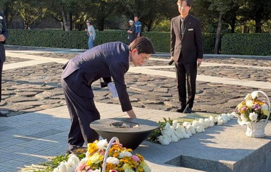 본문 이미지 - 지난 9일 경남 봉하마을을 찾아 고(故) 노무현 전 대통령 묘소를 참배하고 있는 조경태 국민의힘 의원. (조경태 의원실 제공. 재판매 및 DB 금지) ⓒ 뉴스1