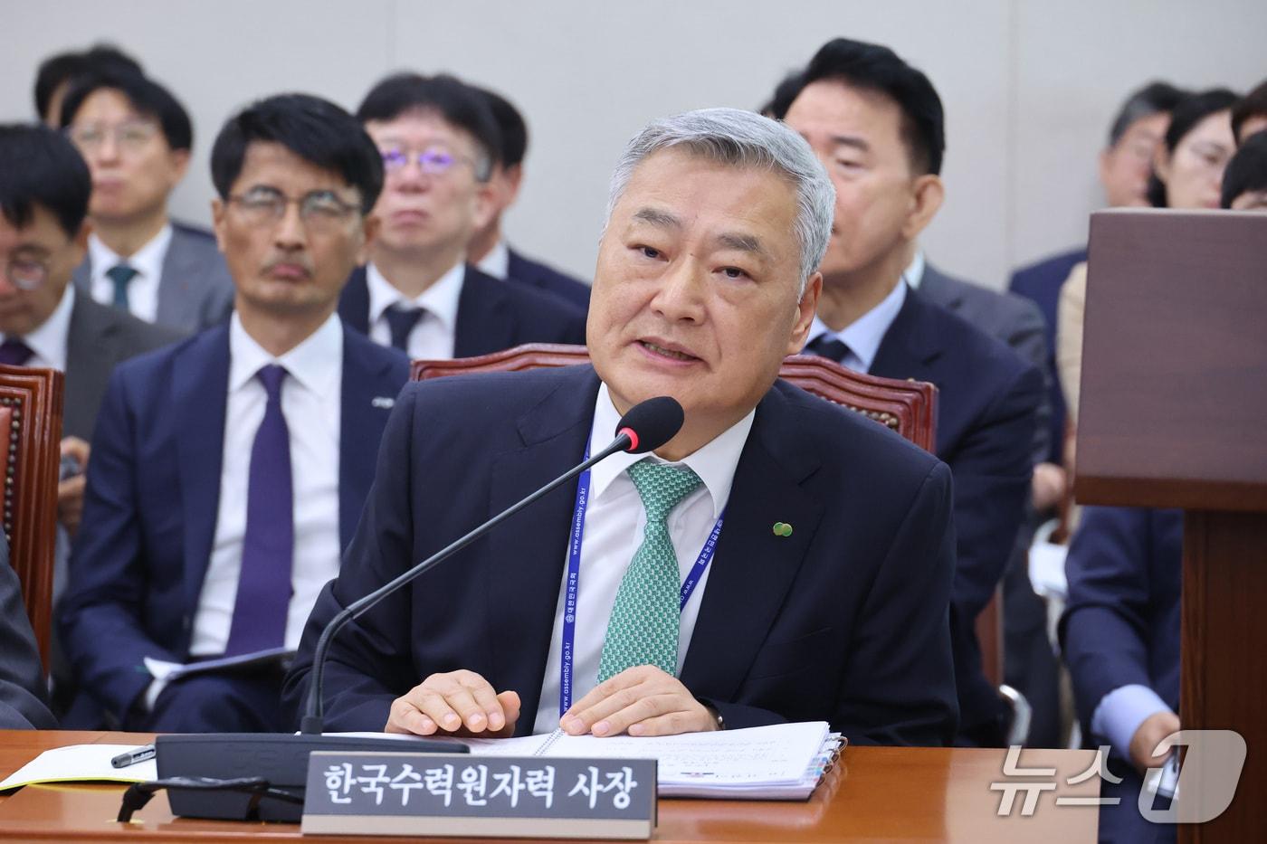 본문 이미지 - 김회천 한국수력원자력 사장이 12일 서울 여의도 국회에서 열린 산업통상자원중소벤처기업위원회의 대한무역투자진흥공사 등에 대한 국정감사에서 의원 질의에 답변하고 있다. ⓒ 뉴스1 신웅수 기자