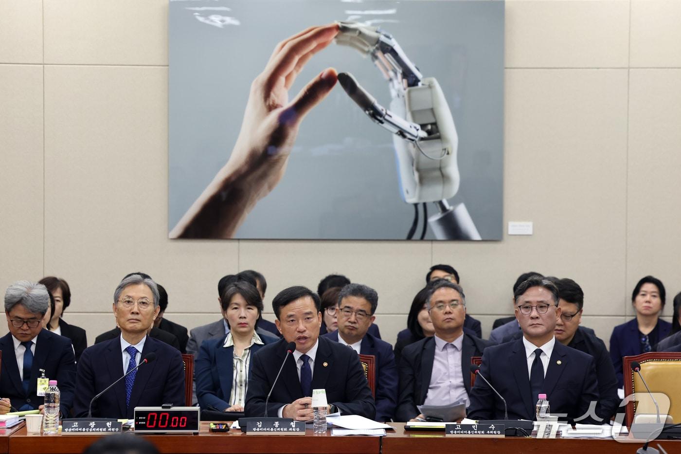 본문 이미지 - 김종철 방송미디어통신위원장이 12일 서울 여의도 국회 과학기술정보방송통신위원회에서 열린 방송미디어통신위원회 등에 대한 국정감사에서 의원 질의에 답하고 있다. ⓒ 뉴스1 황기선 기자