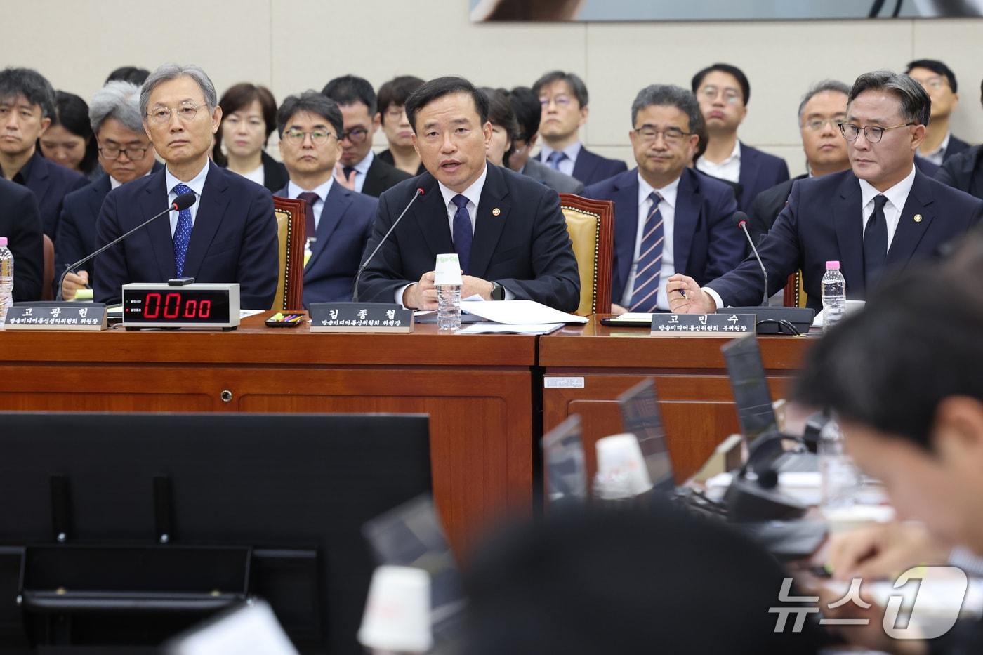 본문 이미지 - 김종철 방송미디어통신위원장이 12일 서울 여의도 국회 과학기술정보방송통신위원회에서 열린 방송미디어통신위원회 등에 대한 국정감사에서 의원 질의에 답하고 있다. 2026.10.12 ⓒ 뉴스1 황기선 기자