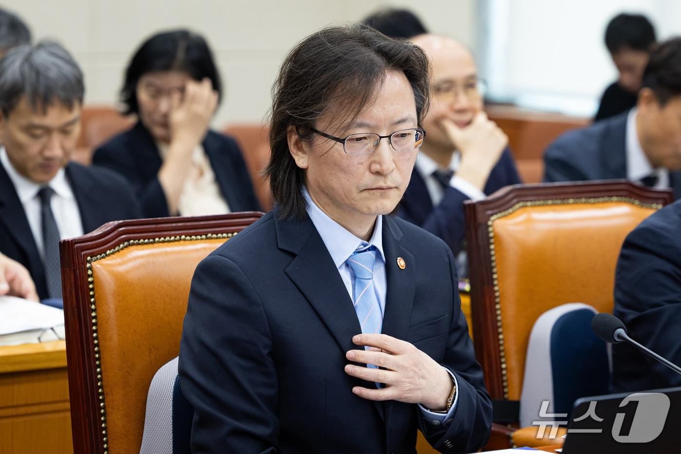 본문 이미지 - 주병기 공정거래위원장이 12일 서울 여의도 국회에서 열린 정무위원회의 공정거래위원회 등에 대한 국정감사에 출석해 자리하고 있다. 2026.10.12 ⓒ 뉴스1 유승관 기자