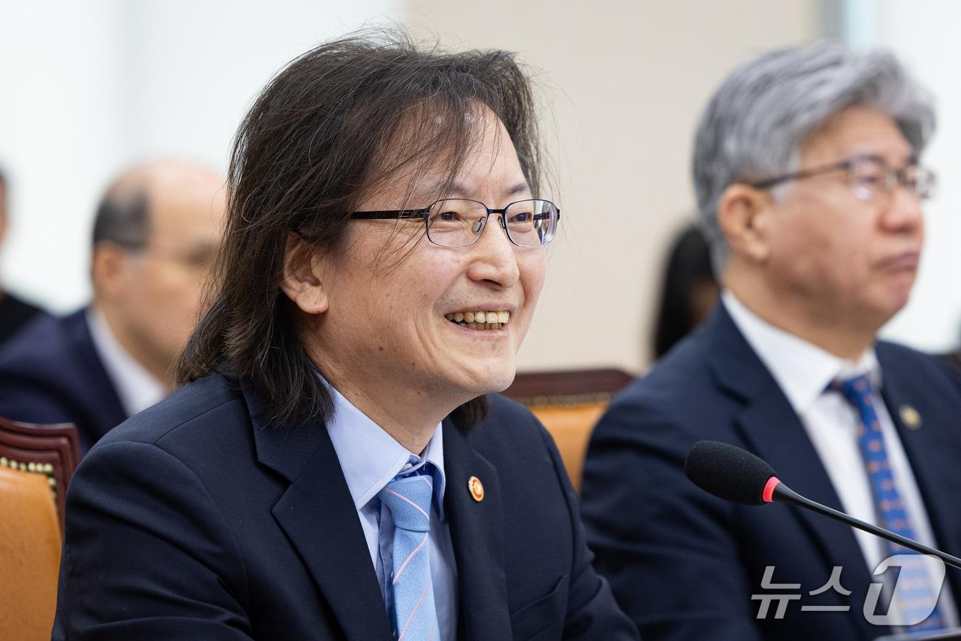 본문 이미지 - 주병기 공정거래위원장이 12일 서울 여의도 국회에서 열린 정무위원회의 공정거래위원회 등에 대한 국정감사에 출석해 미소 짓고 있다. 2026.10.12 ⓒ 뉴스1 유승관 기자