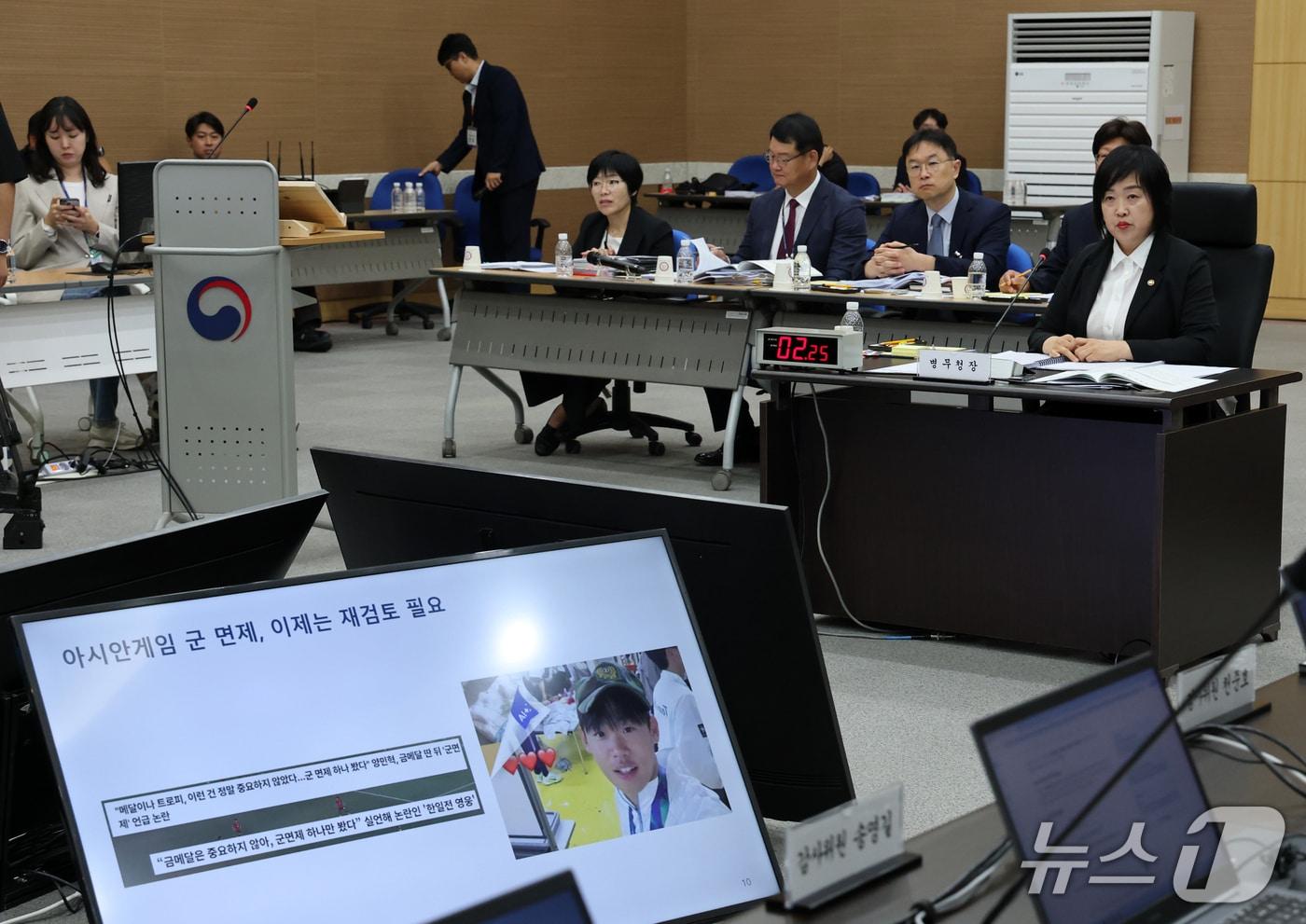 본문 이미지 - 홍소영 병무청장이 지난 12일 정부대전청사 병무청에서 열린 국회 국방위원회 국정감사에 출석해 병역특례와 관련한 의원들의 질의를 듣고 있다. 2026.10.12 ⓒ 뉴스1 김기태 기자