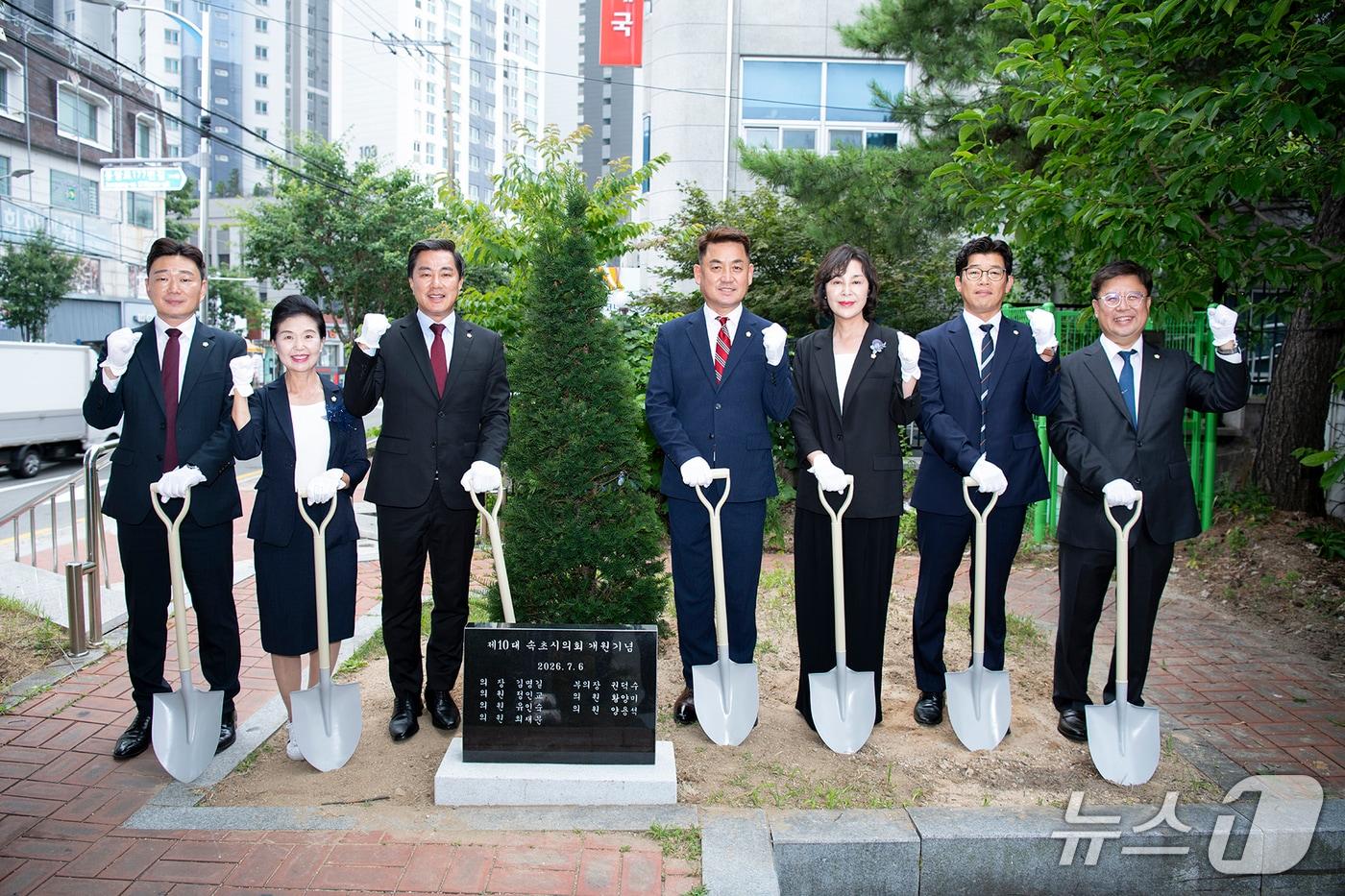 본문 이미지 - 제10대 속초시의회 개원 기념 식수 당시.(시의회 제공. 재판매 및 DB 금지)