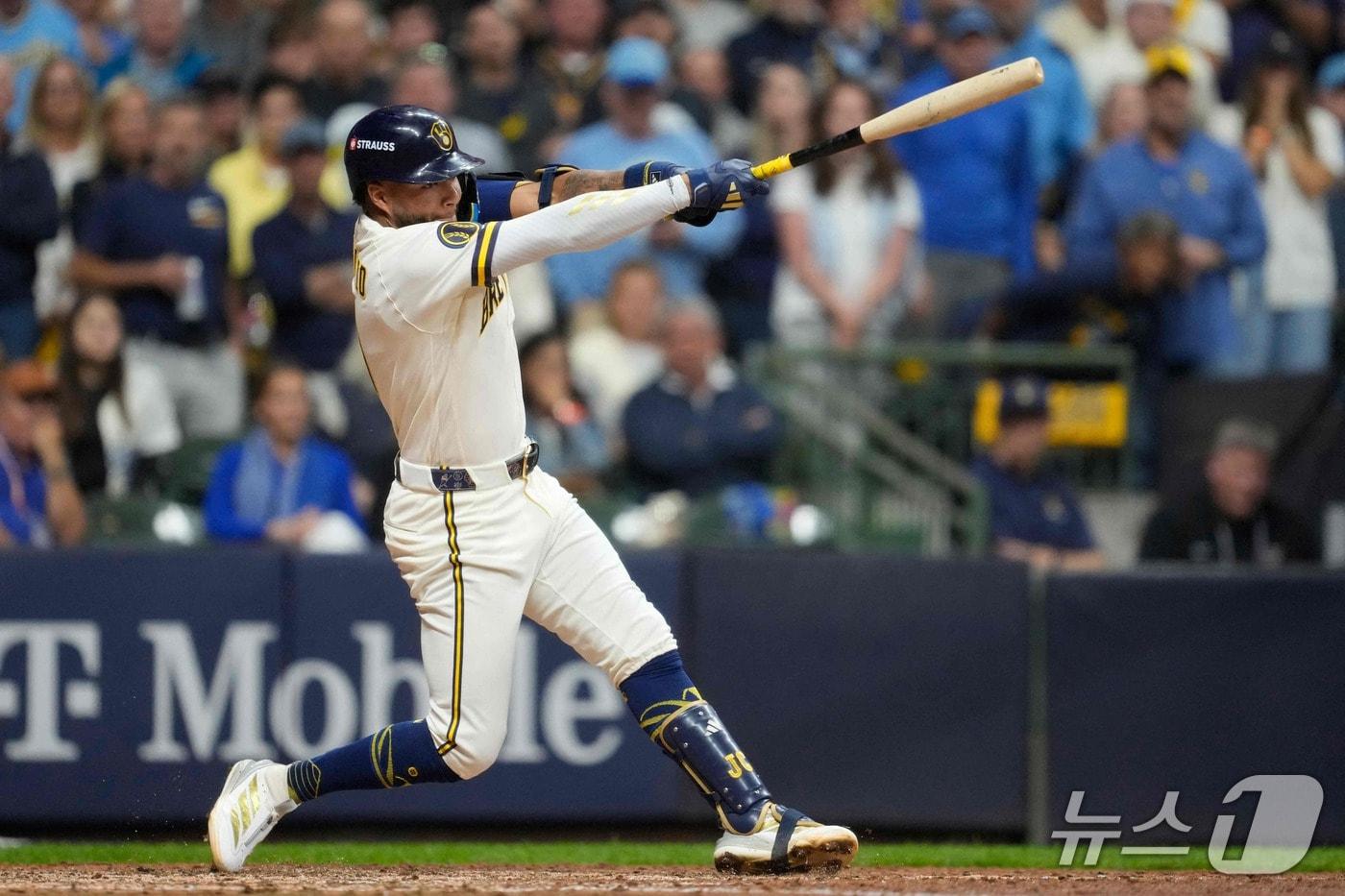 본문 이미지 - MLB 밀워키 추리오가 12일(한국시간) 다저스와 경기에서 타격하고 있다. ⓒ AFP=뉴스1