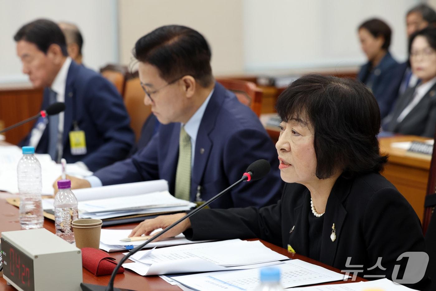 본문 이미지 - 이기정 한국대학교육협의회장 등이 12일 서울 여의도 국회 교육위원회에서  국정감사에서 의원 질의에 답하고 있다. 2026.10.12 ⓒ 뉴스1 황기선 기자