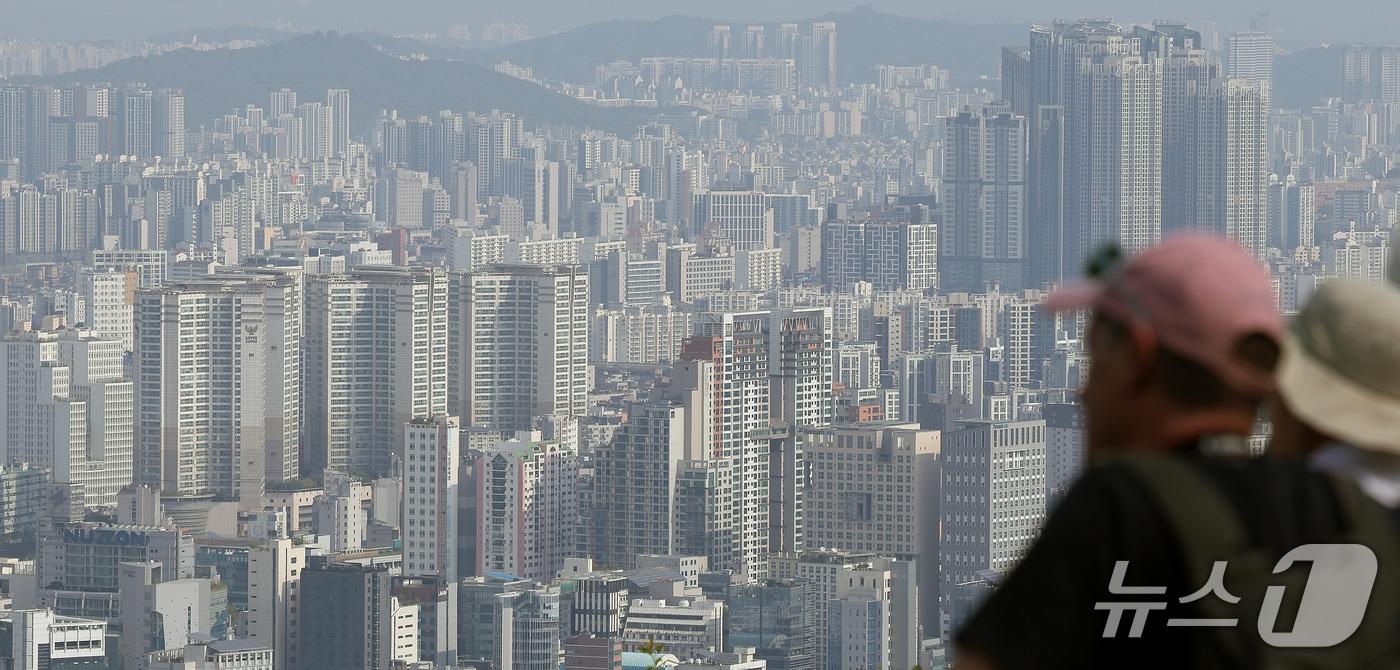 본문 이미지 - 서울 남산에서 아파트 단지가 보이고 있다. ⓒ 뉴스1 박지혜 기자