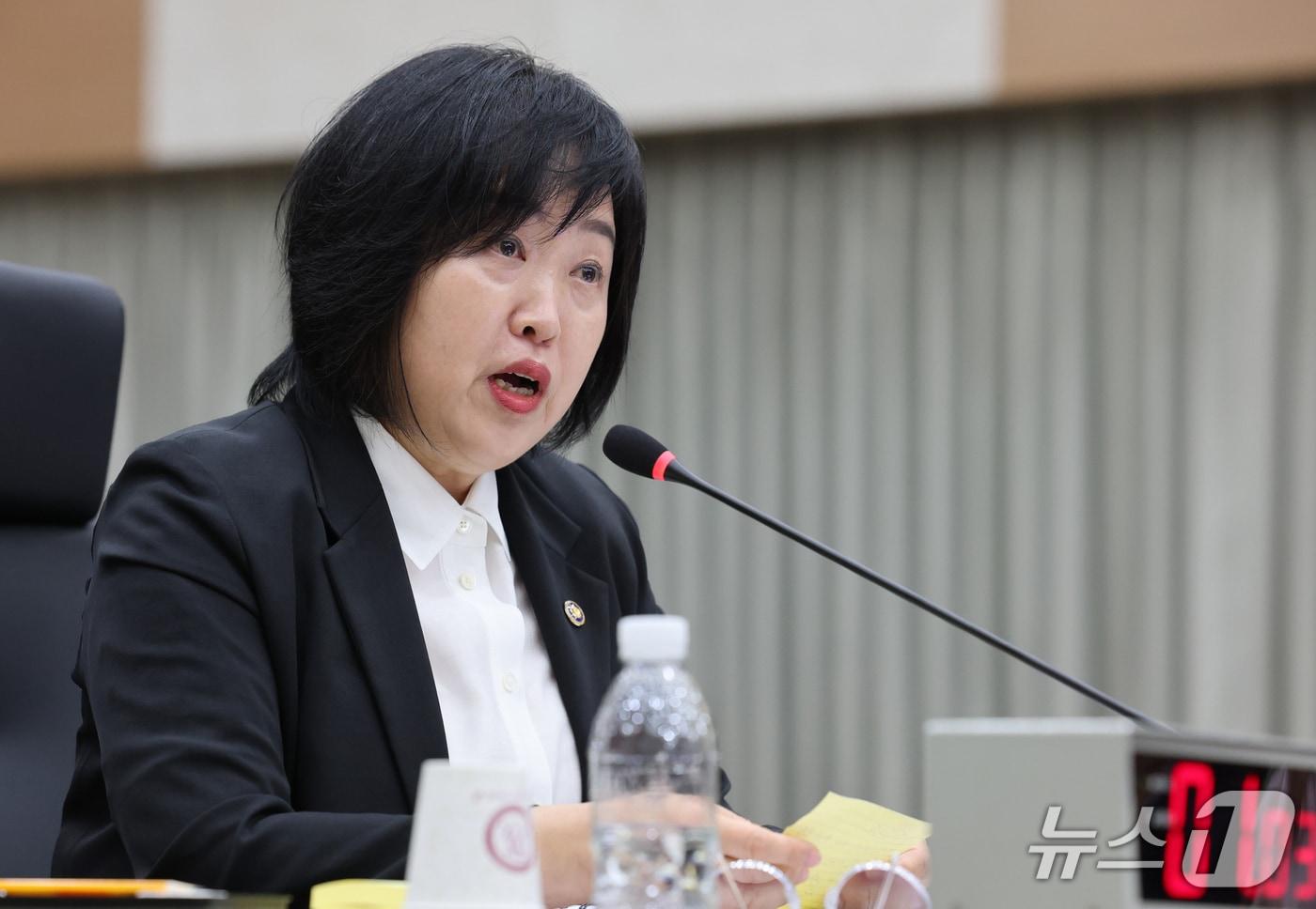 본문 이미지 - 홍소영 병무청장이 12일 정부대전청사 병무청에서 열린 국회 국방위원회 국정감사에 출석해 의원들의 질의에 답변하고 있다. 2026.10.12 ⓒ 뉴스1 김기태 기자