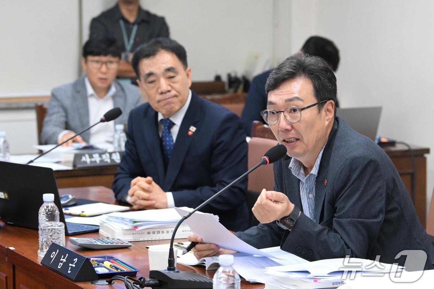 본문 이미지 - 이남근 제주도의회 의원(제주시 한림읍·국민의힘)이 12일 오전 제주도의회에서 열린 제455회 제주도의회 임시회 환경도시위원회 행정사무감사에서 질의하고 있다.(제주도의회 제공, 재판매 및 DB 금지)