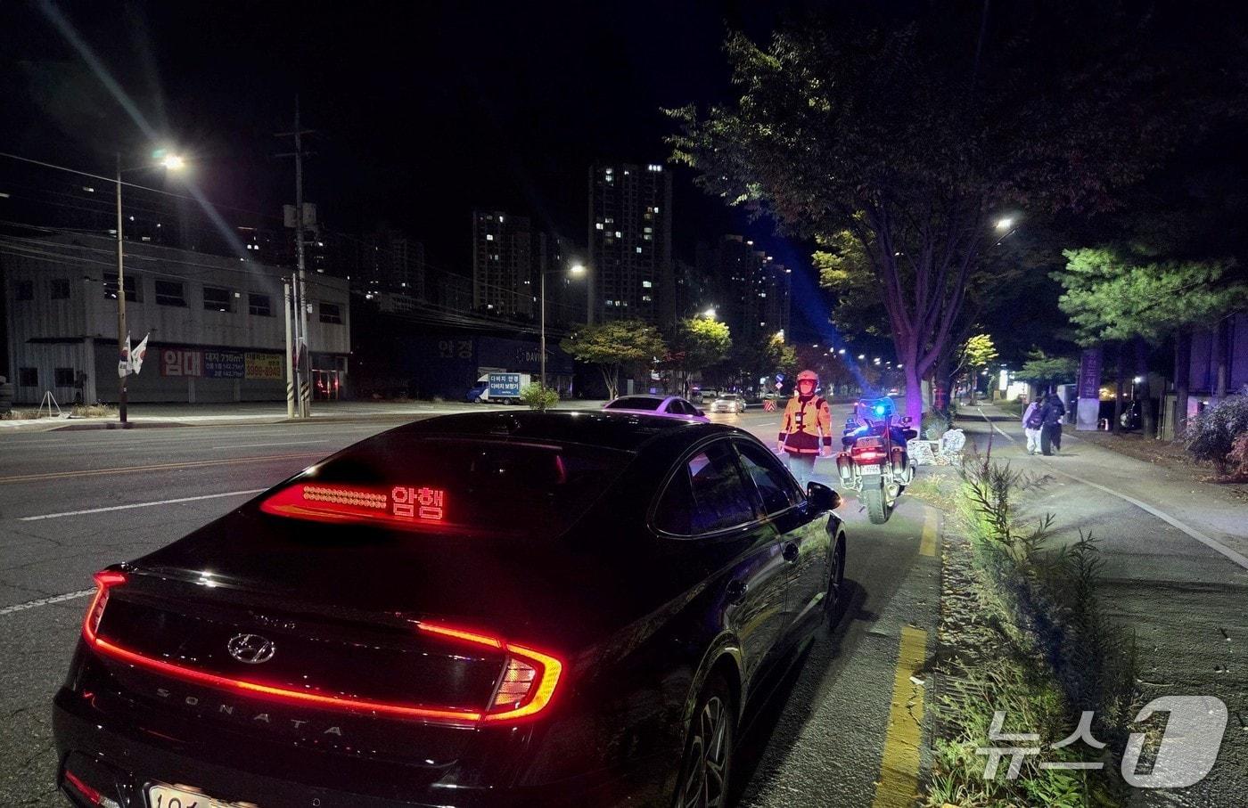 본문 이미지 - 전북경찰청이 국경일 연휴 기간 이륜차 폭주 행위를 집중 단속했다.(전북경찰 제공. 재판매 및 DB 금지).2026.10.12/뉴스1