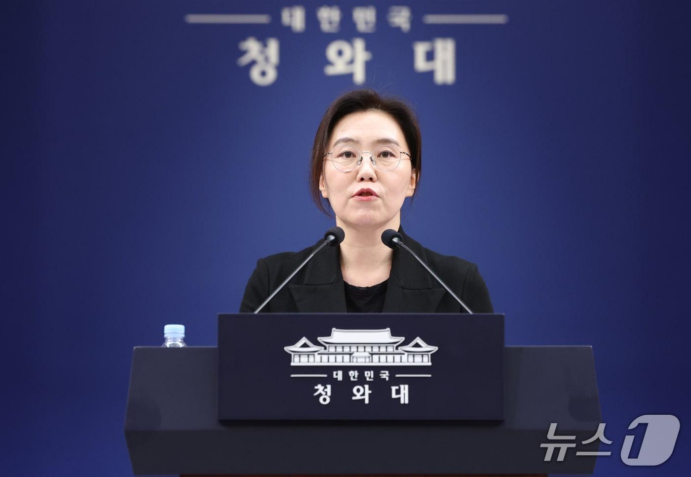 본문 이미지 - 강유정 대변인이 12일 청와대 춘추관에서 '납 배출 비타민 주사' 의혹 관련 대통령 지시 사항을 브리핑하고 있다. 2026.10.12 ⓒ 뉴스1 허경 기자