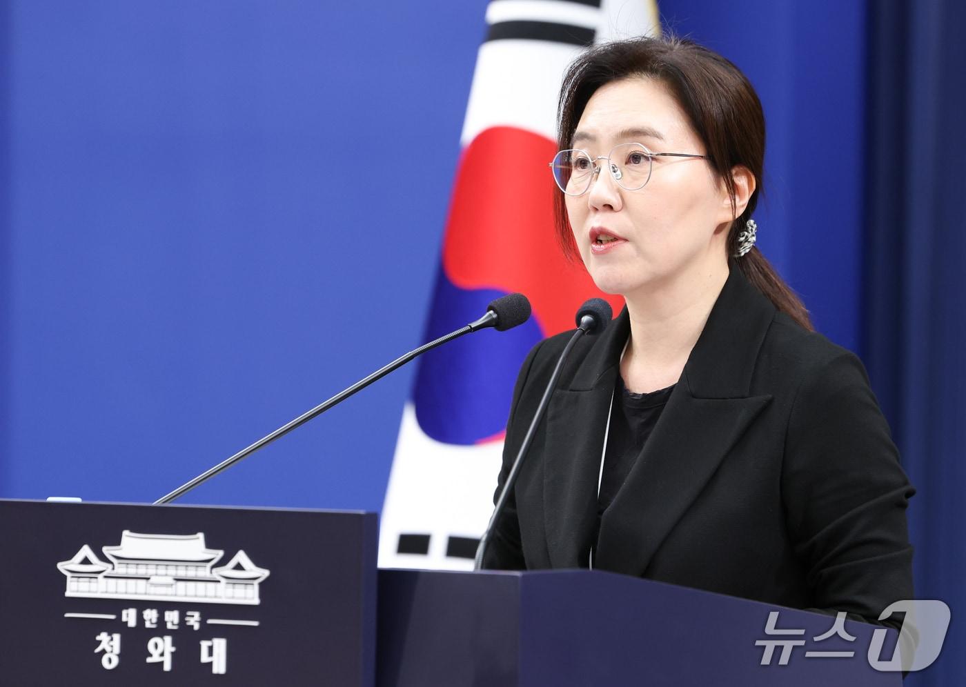 본문 이미지 - 강유정 대변인이 12일 청와대 춘추관에서 '납 배출 비타민 주사' 의혹 관련 대통령 지시 사항을 브리핑하고 있다. 2026.10.12 ⓒ 뉴스1 허경 기자