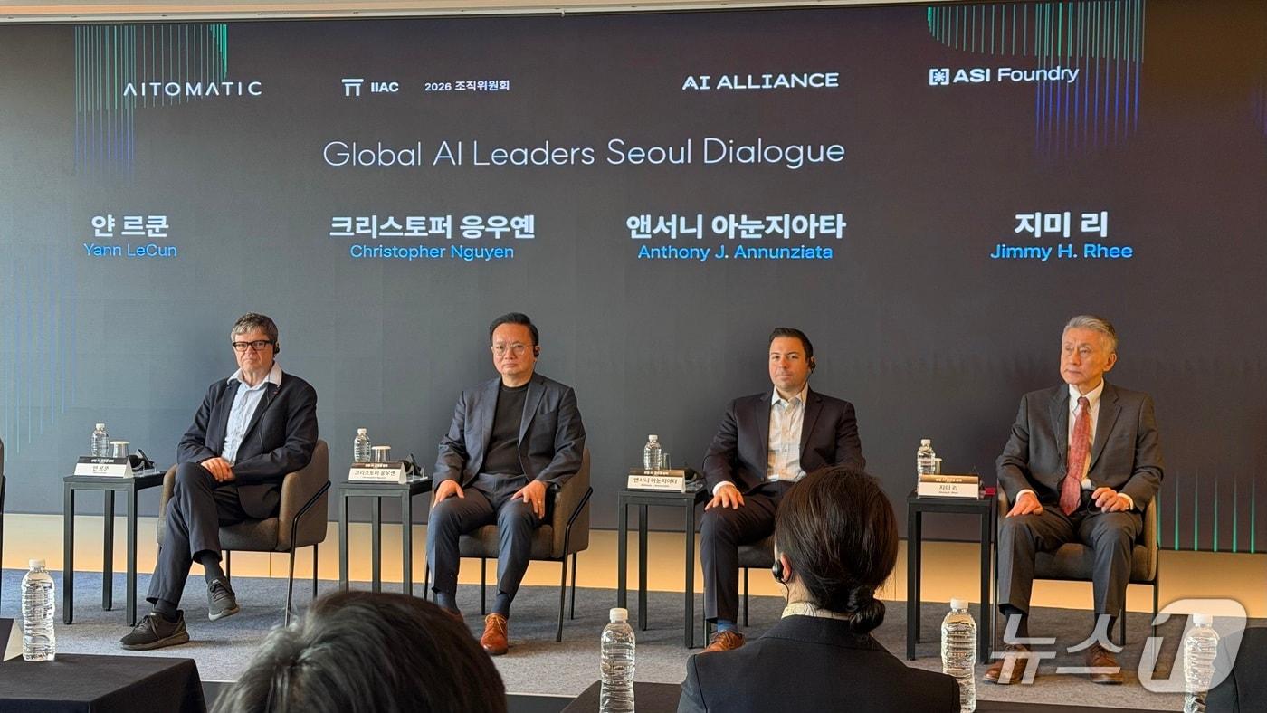 본문 이미지 - (왼쪽부터) 얀 르쿤 뉴욕대 교수 겸 AMI 랩스 창업자·회장, 크리스토퍼 응우옌 에이토매틱 공동창업자·최고경영자(CEO), 앤서니 아눈지아타 AI 얼라이언스 공동창립자, 지미 리 ASI파운드리 회장이 12일 서울 중구 웨스틴조선서울에서 열린 '산업 AI 글로벌 협력' 기자간담회에 참석했다. ⓒ 뉴스1 이기범 기자