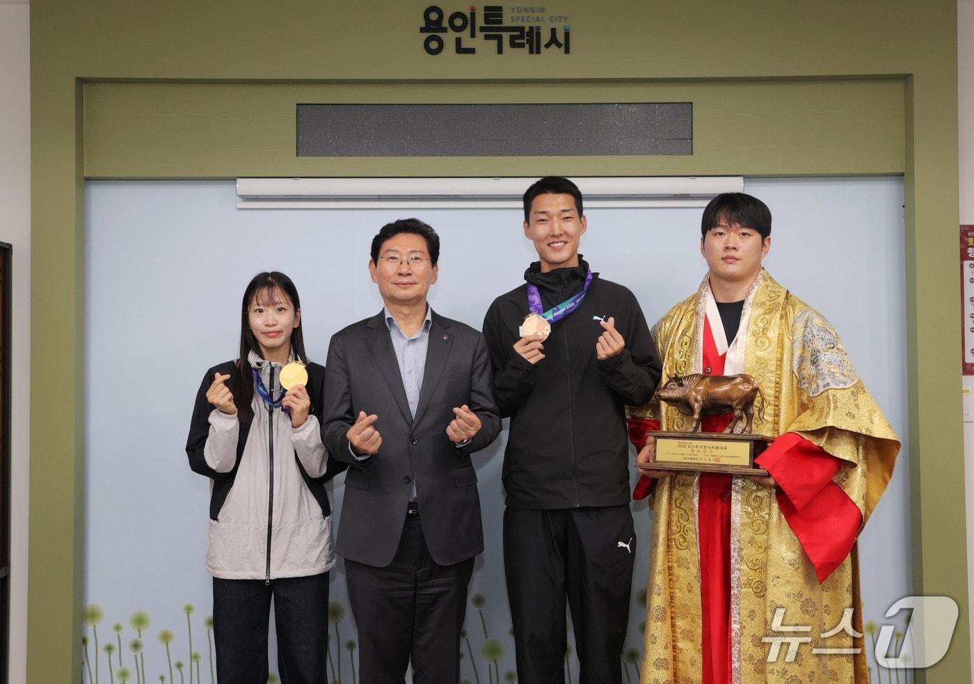 본문 이미지 - 이상일 시장이 12일 시청 집무실에서 국내외 대회에서 우수한 성적을 거둔 소속 선수들(왼쪽부터 정하은 선수, 우상혁 선수, 박민교 선수)과 기념촬영을 하고 있다. (용인시 제공)