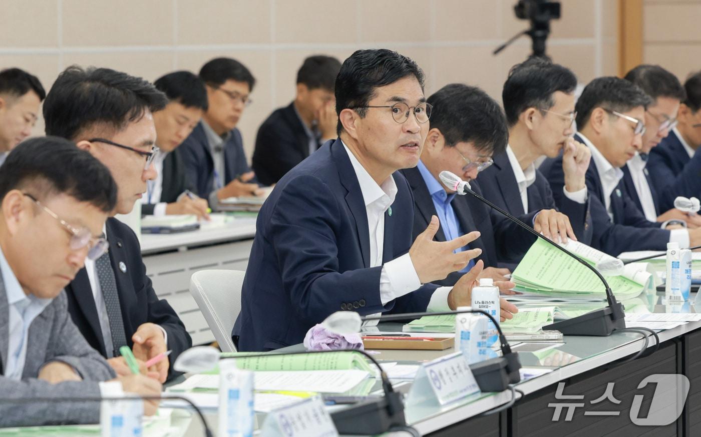 본문 이미지 -  12일 이원택 전북지사가 간부회를 주재하고 전북특별법 특례 실행 상황을 점검하고 있다.(전북도 제공. 재판매 및 DB 금지)/뉴스1