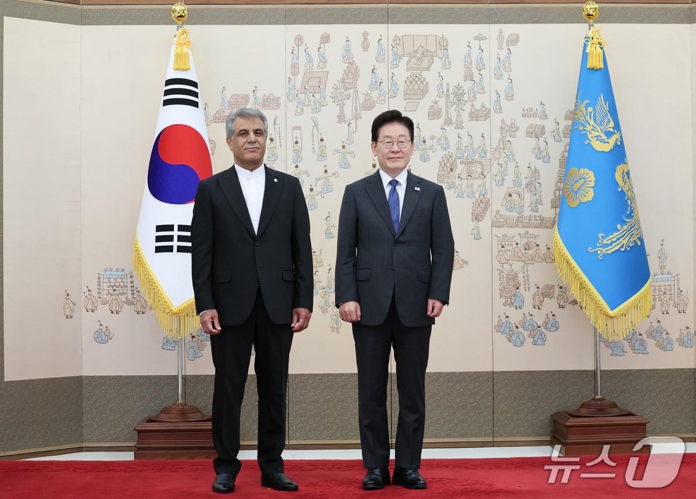 본문 이미지 - 이재명 대통령이 12일 청와대에서 열린 주한대사 신임장 제정식에서 아흐마드 에르파니안 주한이란대사에게 신임장을 받은 후 기념촬영을 하고 있다. 2026.10.12 ⓒ 뉴스1 이재명 기자