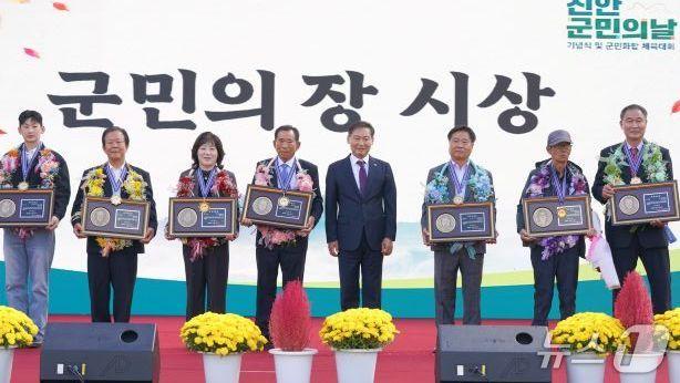 본문 이미지 - 12일 전북 진안군이 제64주년 군민의 날 기념식에서 군민의장을 수여하고 있다.(진안군제공, 재판매 및 DB 금지)2026.10.12/뉴스1