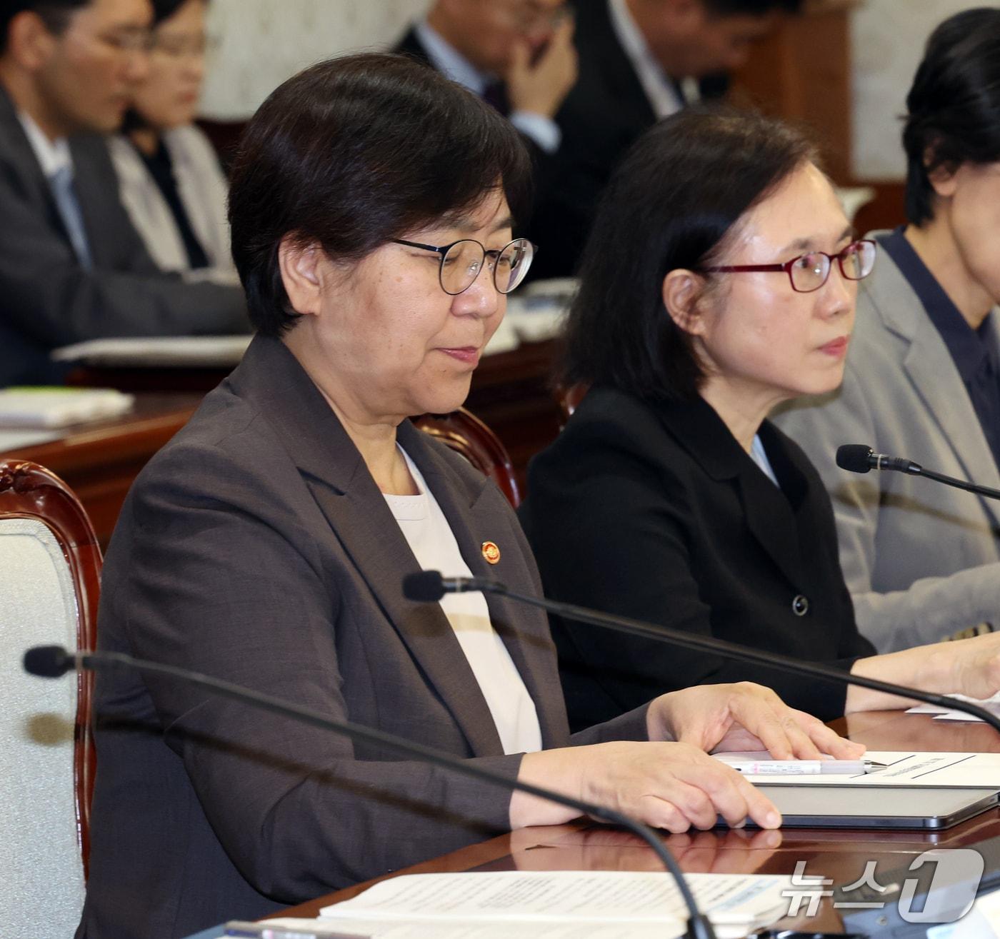본문 이미지 - 정은경 보건복지부 장관이 12일 서울 종로구 정부서울청사에서 열린 자살예방정책위원회 회의에서 한 총리의 발언을 경청하고 있다.  ⓒ 뉴스1  