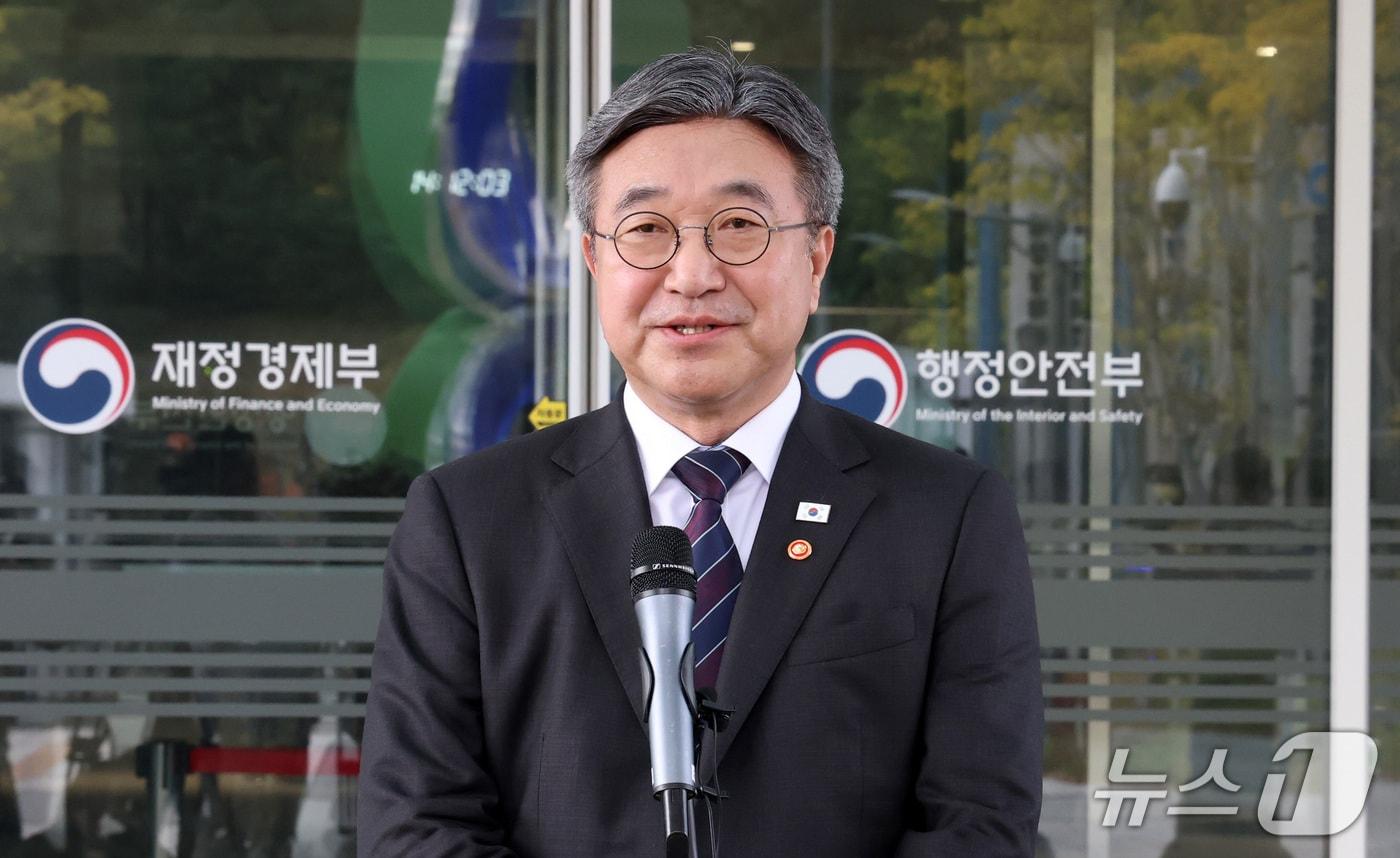 본문 이미지 - 윤호중 행정안전부 장관이 12일 오후 세종시 정부세종청사에서 임은정 광주 중수청장 감찰 관련 입장을 밝히며 땀을 닦고 있다. 2026.10.12 ⓒ 뉴스1 김기남 기자