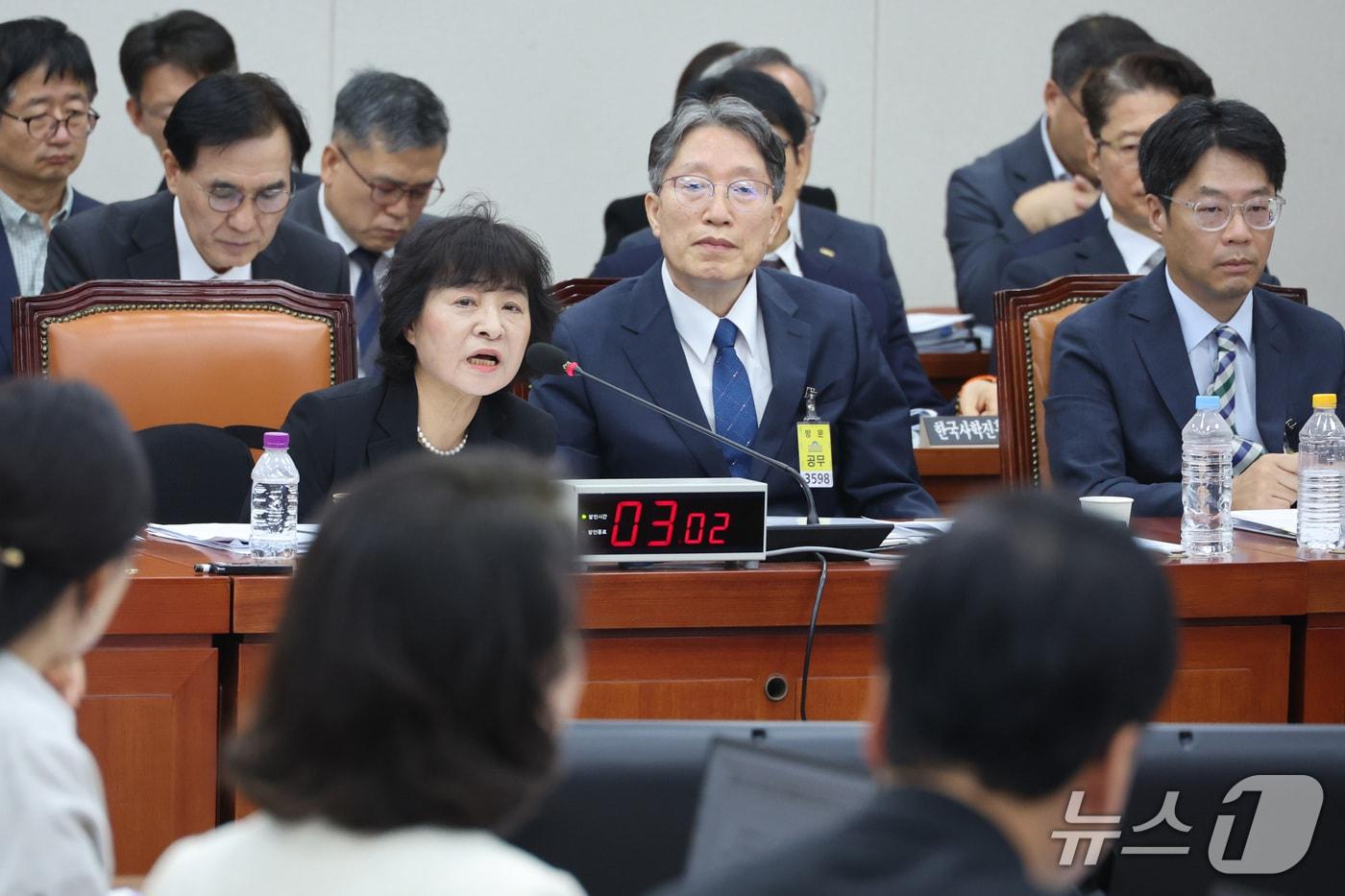본문 이미지 - 박지향 동북아역사재단 이사장이 12일 서울 여의도 국회 교육위원회에서 열린 한국대학교육협의회 등에 대한 국정감사에서 의원 질의에 답변하고 있다. 2026.10.12 ⓒ 뉴스1 신웅수 기자