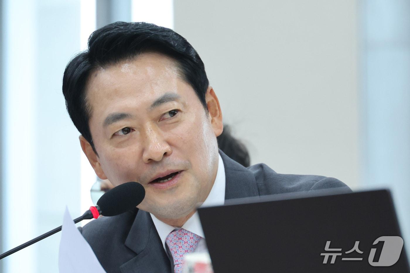 본문 이미지 - 장동혁 국민의힘 대표가 12일 서울 여의도 국회 교육위원회에서 열린 한국대학교육협의회 등에 대한 국정감사에서 질의하고 있다. 2026.10.12 ⓒ 뉴스1 신웅수 기자
