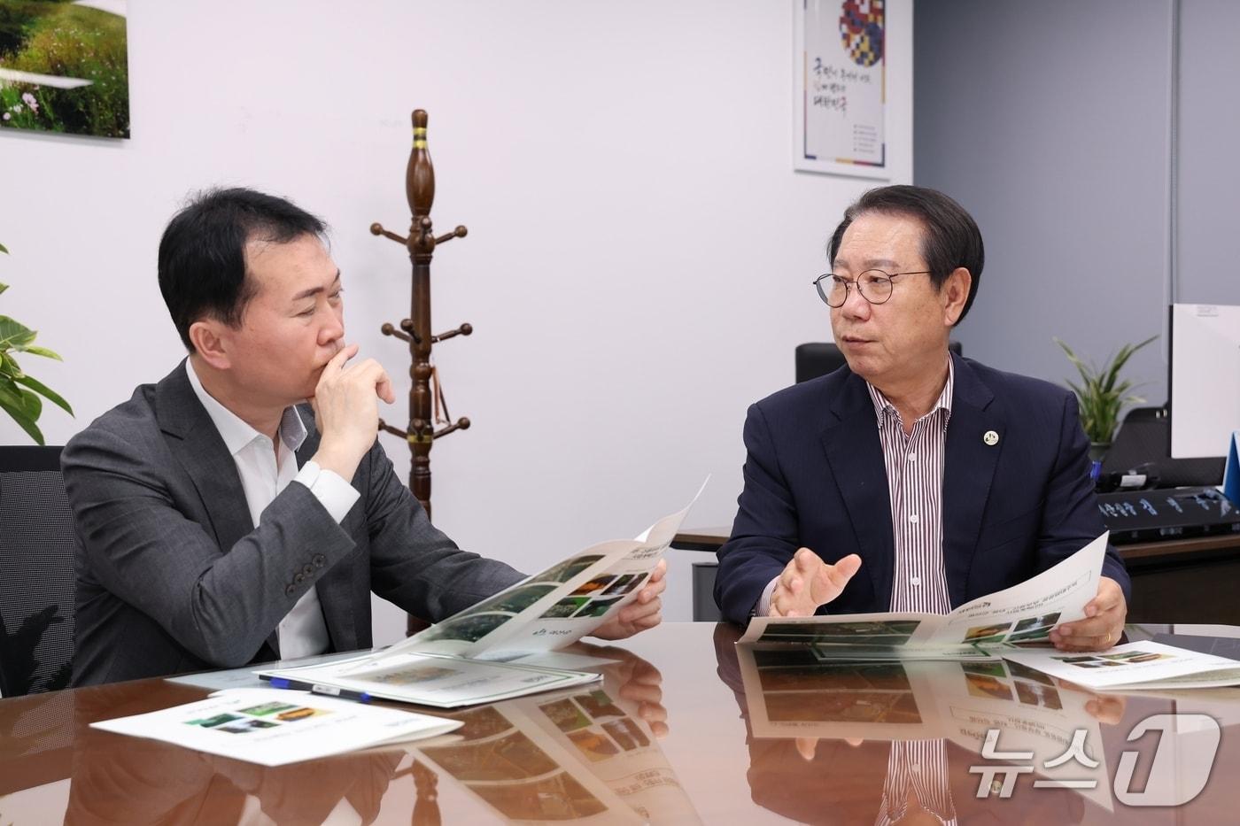본문 이미지 - 송인헌 괴산군수(오른쪽)가 12일 김명중 기획예산처 예산실장을 만나 국비 지원을 요청하고 있다.(괴산군 제공. 재판매 및 DB 금지).2026.10.12/뉴스1