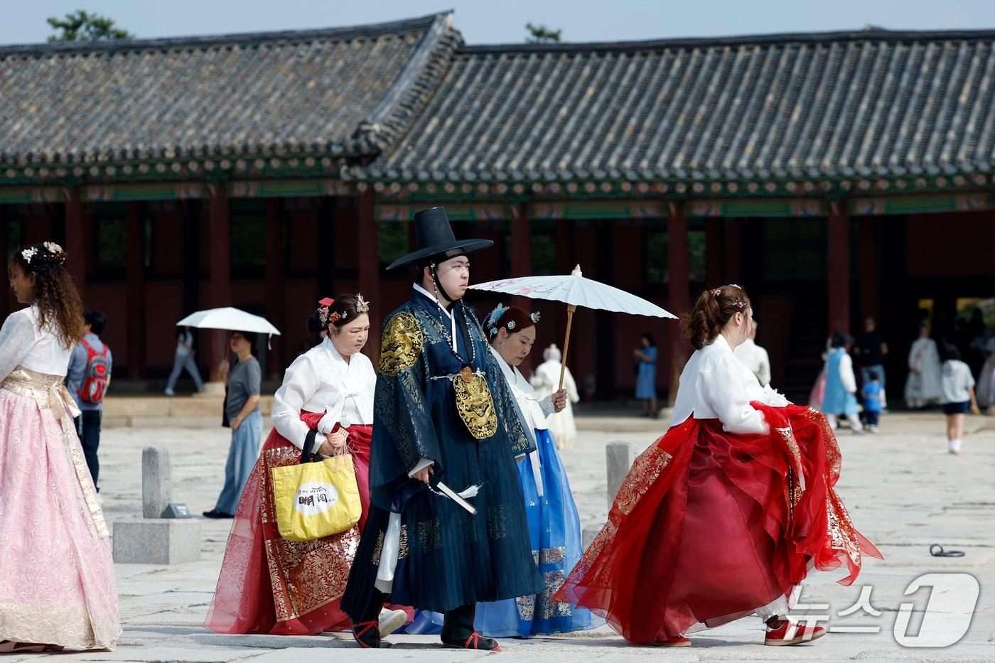 본문 이미지 - 세계 최고의 대도시 1위에 선정된 서울을 찾은 외국인 관광객들이 지난 12일 서울시 종로구 경복궁에서 렌탈 한복을 입고 궁궐을 거닐며 추억을 남기고 있다. 2026.10.12 ⓒ 뉴스1 박정호 기자
