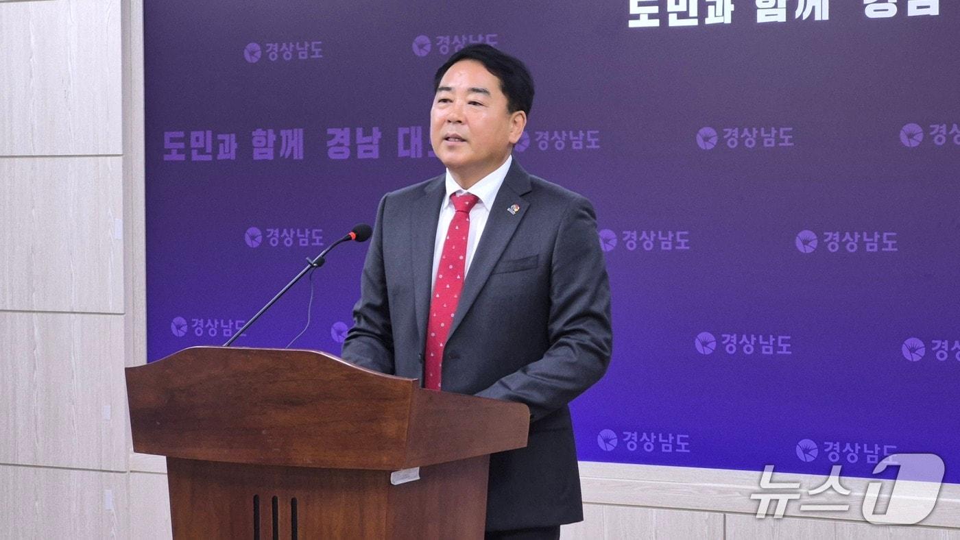 본문 이미지 - 유해남 경남도 대변인이 12일 도청에서 박완수 지사의 경찰 조사와 관련해 브리핑하고 있다.2026.10.12/뉴스1 강정태 기자