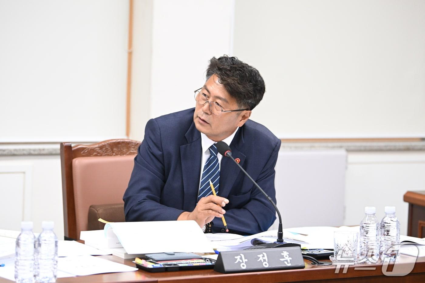 본문 이미지 - 장정훈 제주도의회 의원(제주시 애월읍 갑·더불어민주당)이 12일 제주도의회에서 열린 제455회 제주도의회 임시회 농수축위원회 행정사무감사에서 질의하고 있다.(제주도의회 제공, 재판매 및 DB 금지)
