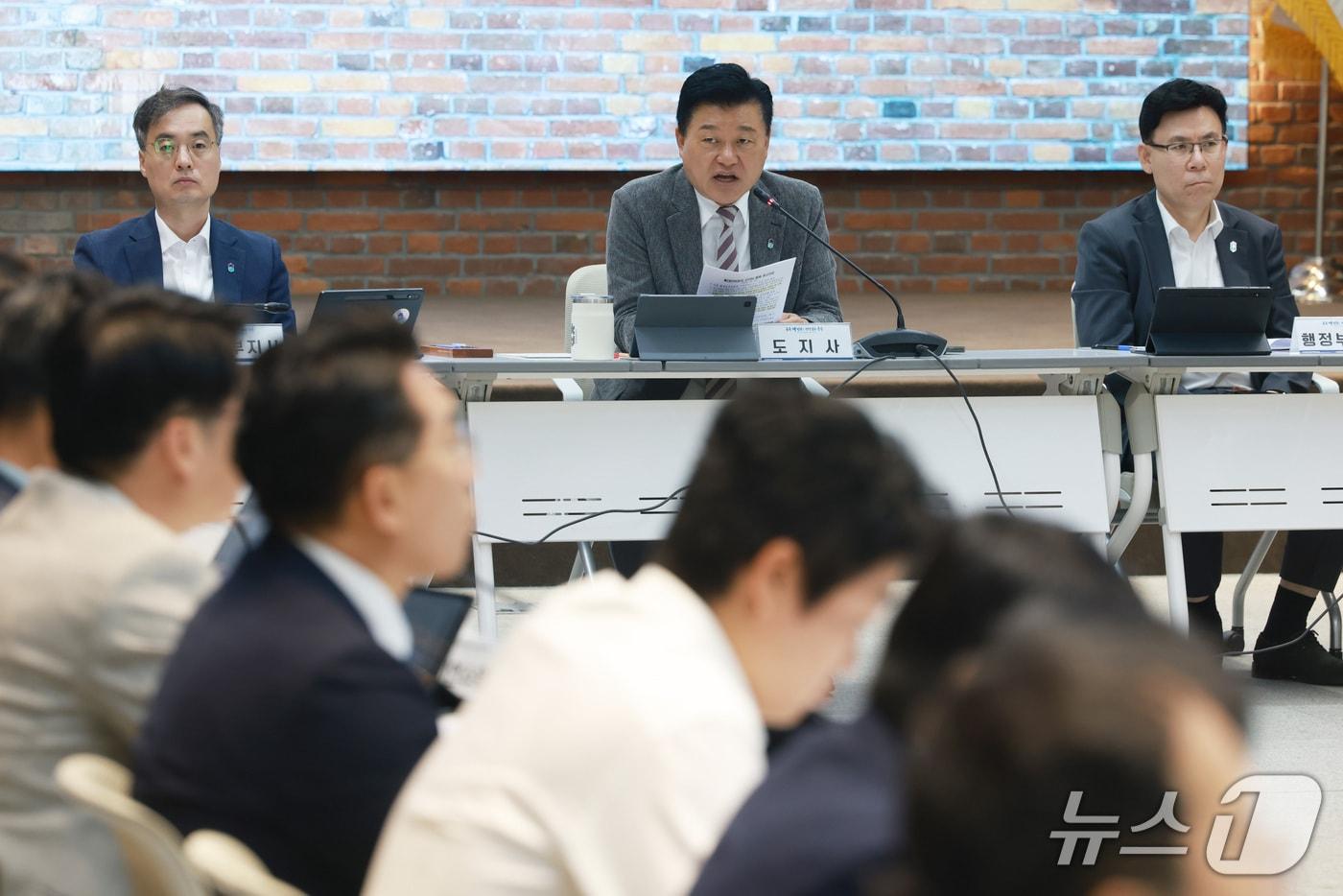 본문 이미지 - 신용한 충북지사가 12일 확대간부회의를 주재하고 있다.(충북도 제공. 재판매 및 DB 금지) 2026.10.12/뉴스1