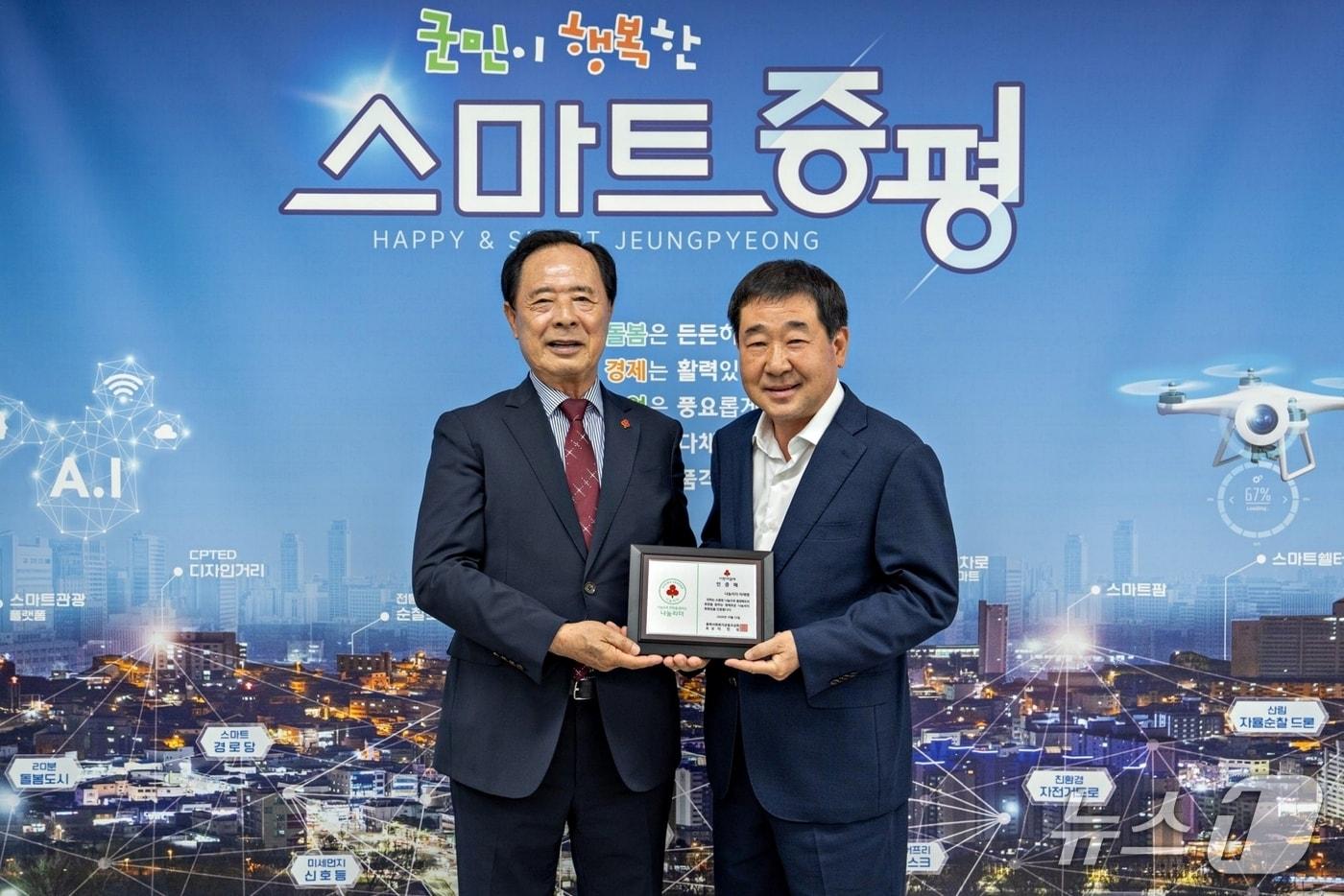 본문 이미지 - 이재영 증평군수, 충북사회복지공동모금회 나눔리더 가입.(증평군 제공. 재판매 및 DB 금지).2026.10.12/뉴스1