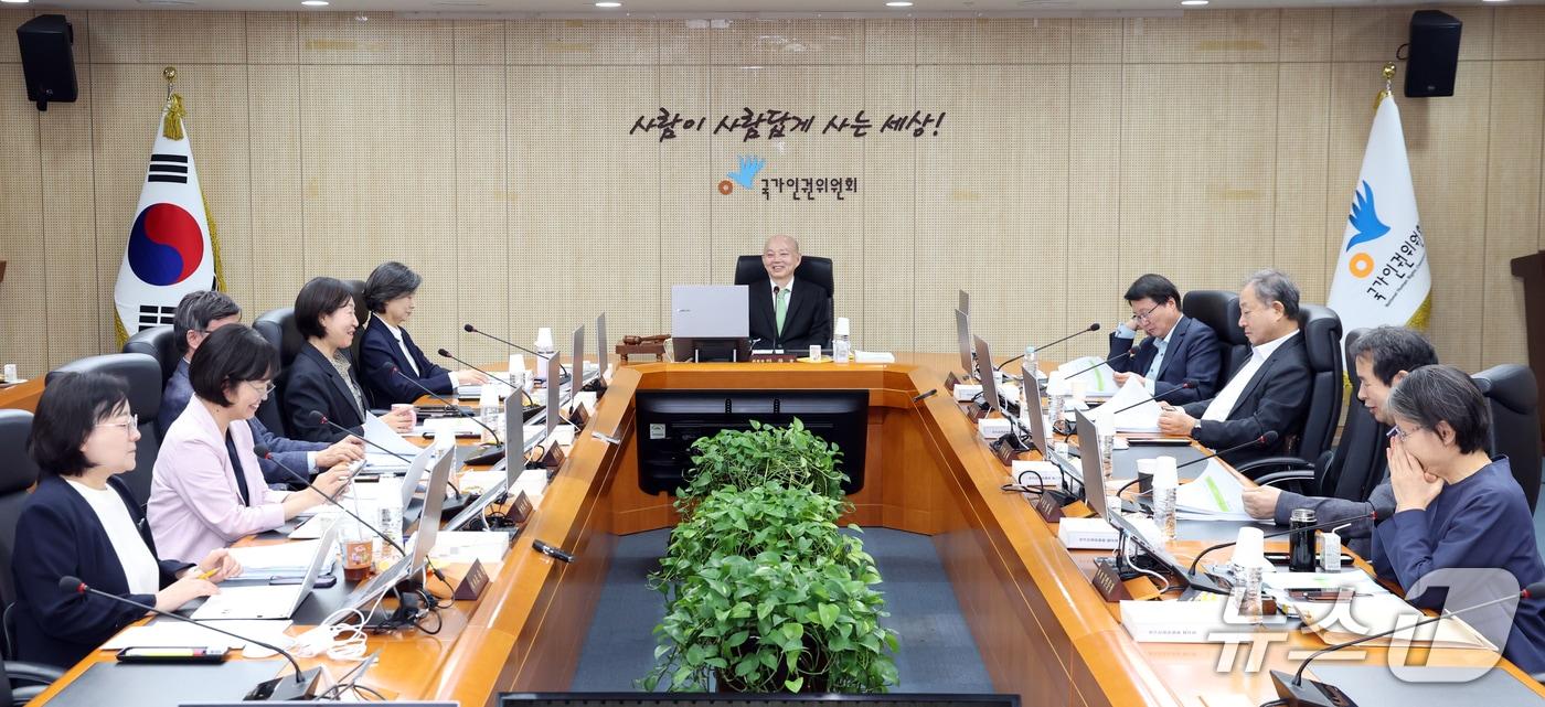 본문 이미지 - 안창호 국가인권위원회 위원장과 위원들이 12일 서울 중구 국가인권위원회에서 열린 제17차 전원위원회에서 회의에 앞서 대화를 하고 있다. 2026.10.12 ⓒ 뉴스1 김명섭 기자