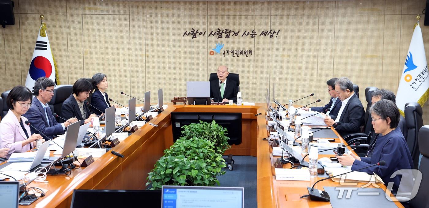 본문 이미지 - 안창호 국가인권위원회 위원장과 위원들이 12일 서울 중구 국가인권위원회에서 열린 제17차 전원위원회에서 회의에 앞서 대화를 하고 있다. 2026.10.12 ⓒ 뉴스1 김명섭 기자
