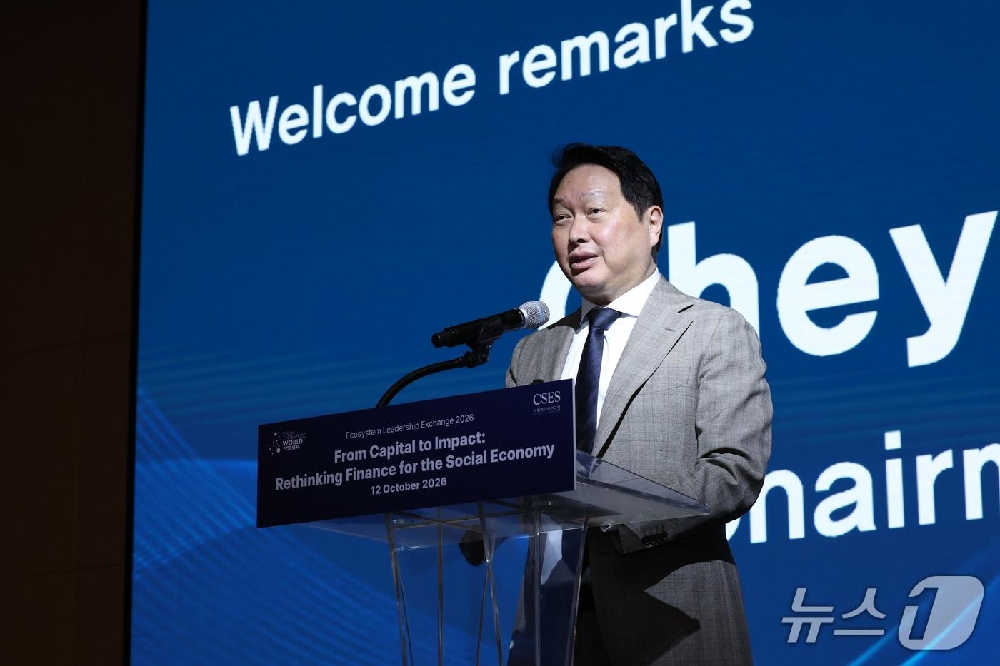 본문 이미지 - 최태원 SK그룹 회장이 12일 서울에서 열린 사회적기업월드포럼(SEWF)의 'Ecosystem Leadership Exchange(ELE)'에서 기조연설을 하고 있다. 이날 최 회장은 "자본주의와 민주주의가 함께 굴러가듯 이윤 추구를 넘어 사회적 가치 창출이 보상받는 '새로운 자본주의(New Capitalism)'로의 전환을 앞당겨야 한다＂고 제안했다. (사회적가치연구원 제공. 재판매 및 DB 금지) 2026.10.12 ⓒ 뉴스1