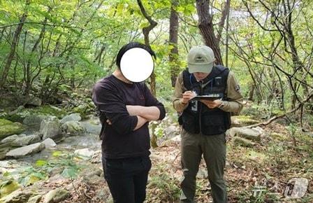 본문 이미지 - 과태료 적발 모습.(월악산국립공원사무소. 재판매 및 DB 금지) 2026.10.12/뉴스1    