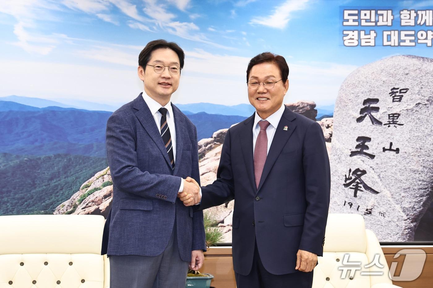 본문 이미지 - 12일 경남도청에서 만난 박완수 경남지사(오른쪽)와 김경수 대통령 정무특보좌관이 악수하고 있다.(경남도 제공. 재판매 및 DB 금지) 2026.10.12/뉴스1