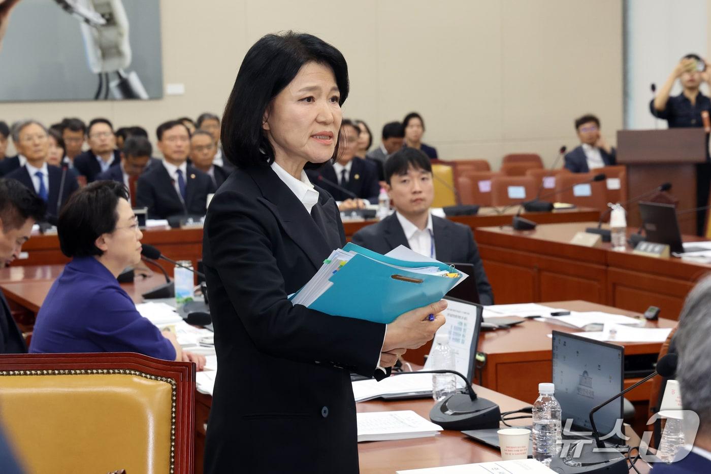 본문 이미지 - 이진숙 국민의힘 의원이 12일 서울 여의도 국회 과학기술정보방송통신위원회에서 열린 방송미디어통신위원회 등에 대한 국정감사에서 정회 후 항의하며 퇴장하고 있다. 이날 과방위는 이 의원의 제척 여부를 결정하기 위해 전체회의를 열고 정회를 선포했다. 2026.10.12 ⓒ 뉴스1 황기선 기자