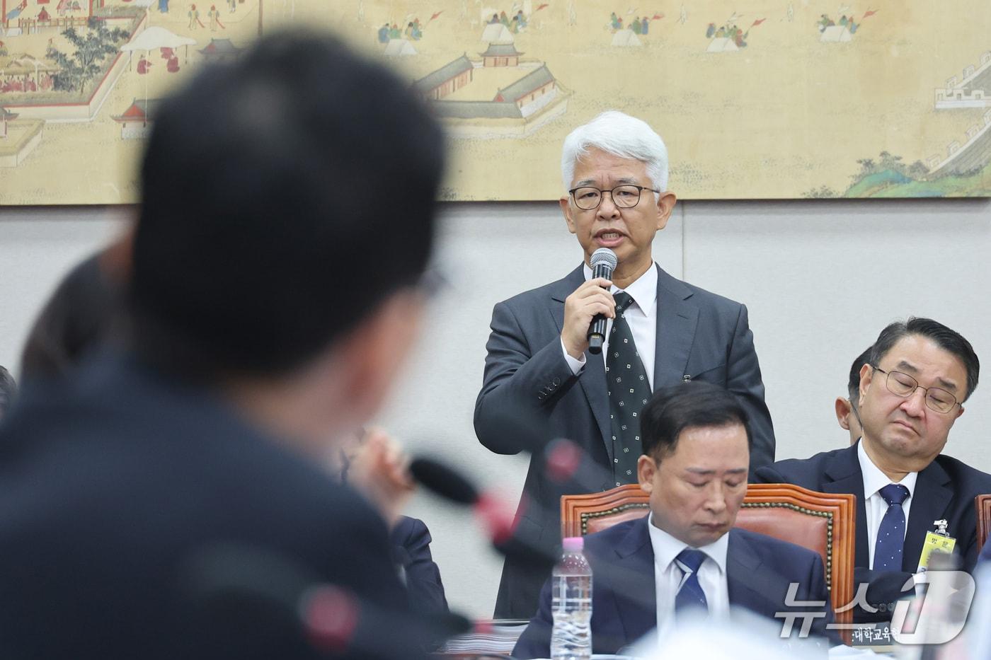 본문 이미지 - 성윤석 유웨이어플라이 대표가 12일 서울 여의도 국회 교육위원회에서 열린 한국대학교육협의회 등에 대한 국정감사에서 의원 질의에 답변하고 있다. 2026.10.12 ⓒ 뉴스1 신웅수 기자