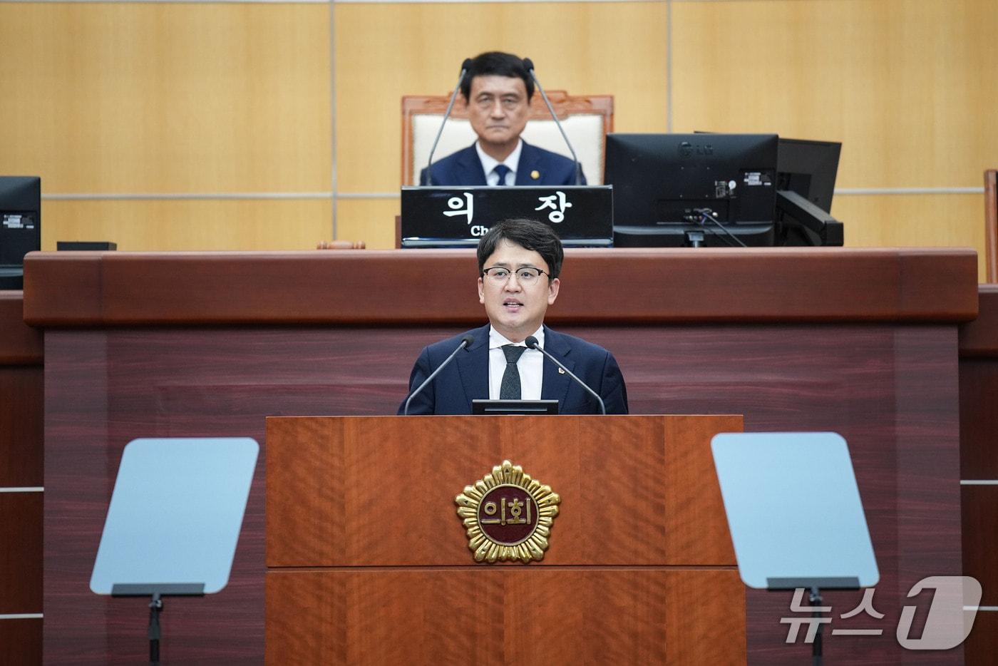본문 이미지 - 12일 박수형 전북도의원이 임시회에서 건의안을 발의하고 있다.(의회 제공, 재판매 및 DB 금지)2026.10.12/뉴스1