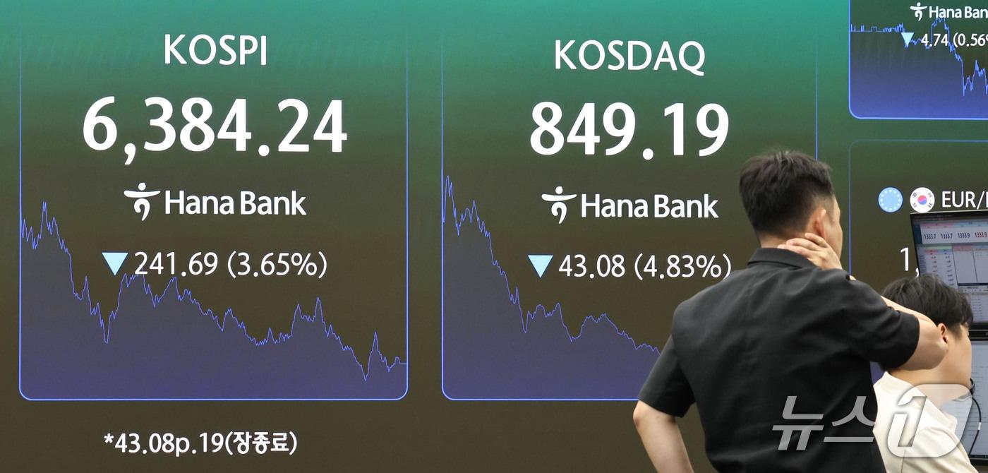 본문 이미지 - 12일 오후 서울 중구 하나은행 딜링룸 전광판에 코스피 지수 등 시황이 표시되고 있다. 2026.10.12 ⓒ 뉴스1 이종수 기자