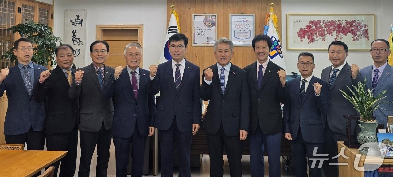 본문 이미지 - 중소기업중앙회 충북지역본부는 12일 윤건영 충북도교육감과 간담회를 열었다. (중소기업중앙회 충북본부 제공. 재판매 및 DB금지) 2026.10.12/뉴스1 