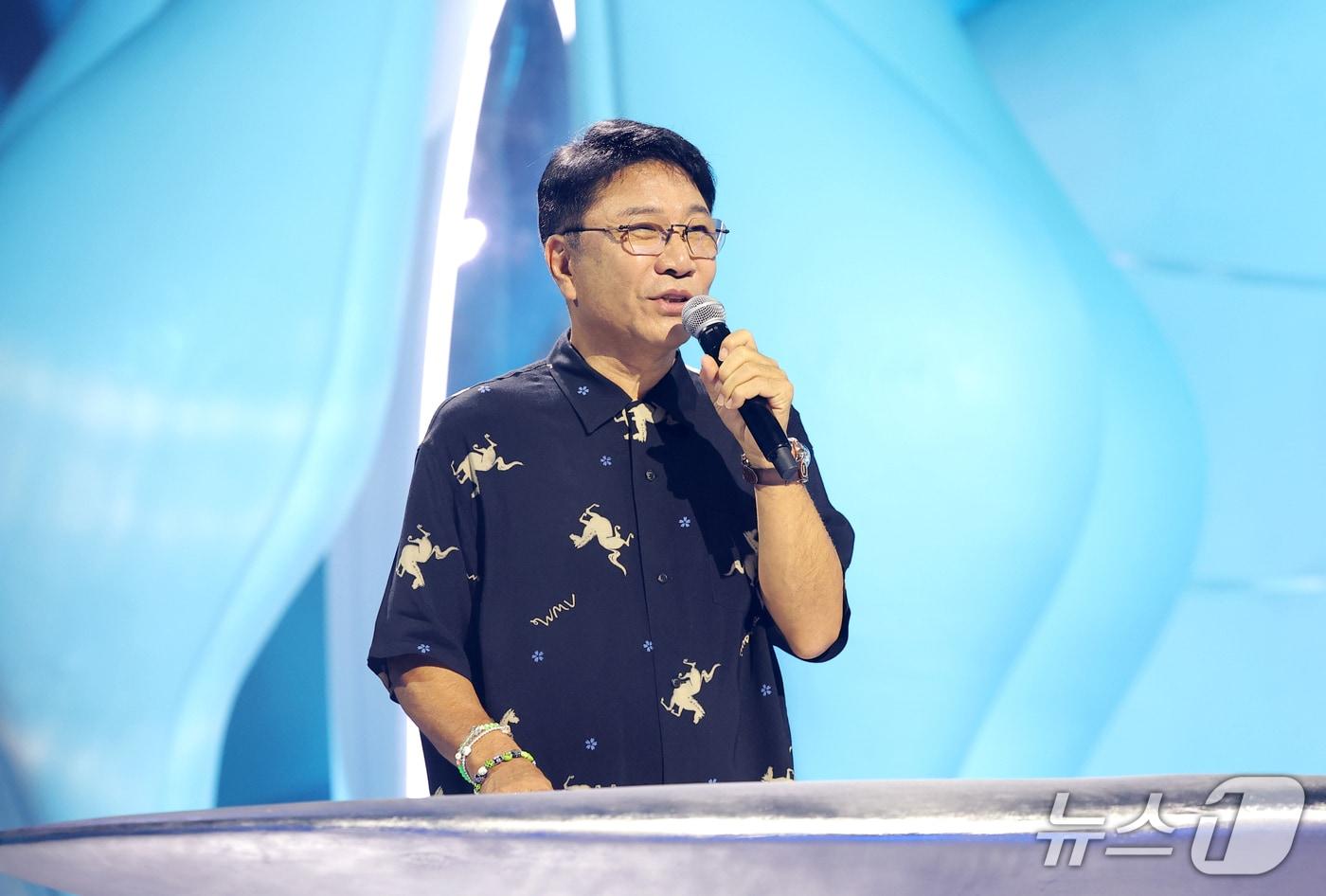 본문 이미지 - 이수만 비저너리 리더 겸 키 프로듀서가 12일 경기도 고양시 일산서구 킨텍스에서 열린 데뷔쇼 '웰컴 투 소울라이트 프롬 에이 투 오 소울 에이 투 오 라이트(WELCOME TO SOULITE From A2O SOUL A2O LITE)‘에서 A2O엔터테인먼트의 방향성과 비전, 엔터 테크 기술을 비롯한 주요 시스템과 콘텐츠 전략을 소개하고 있다. 2026.10.12 ⓒ 뉴스1 권현진 기자